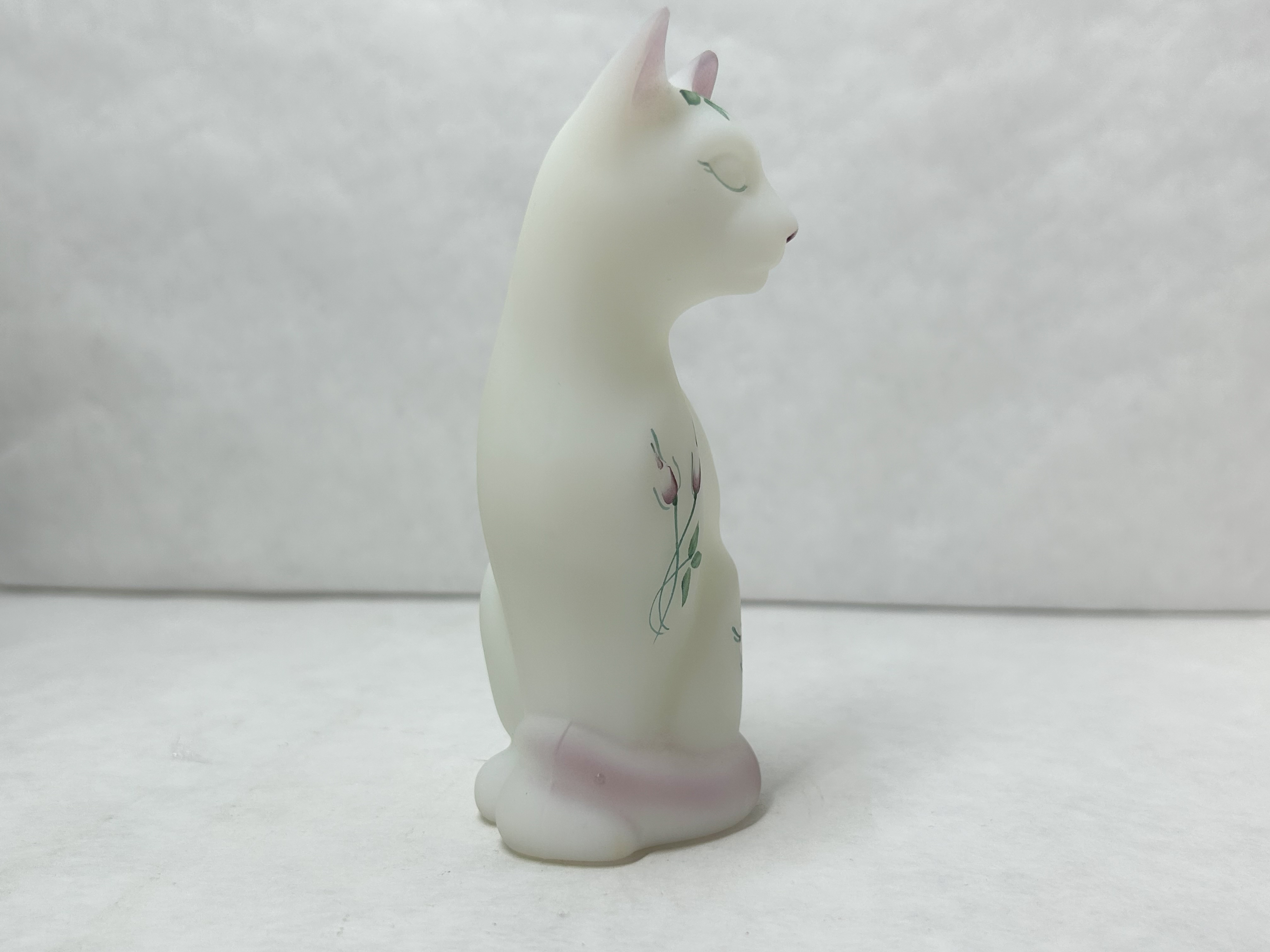 FENTON ROSE GARDEN SATIN GLASS CAT, 2000