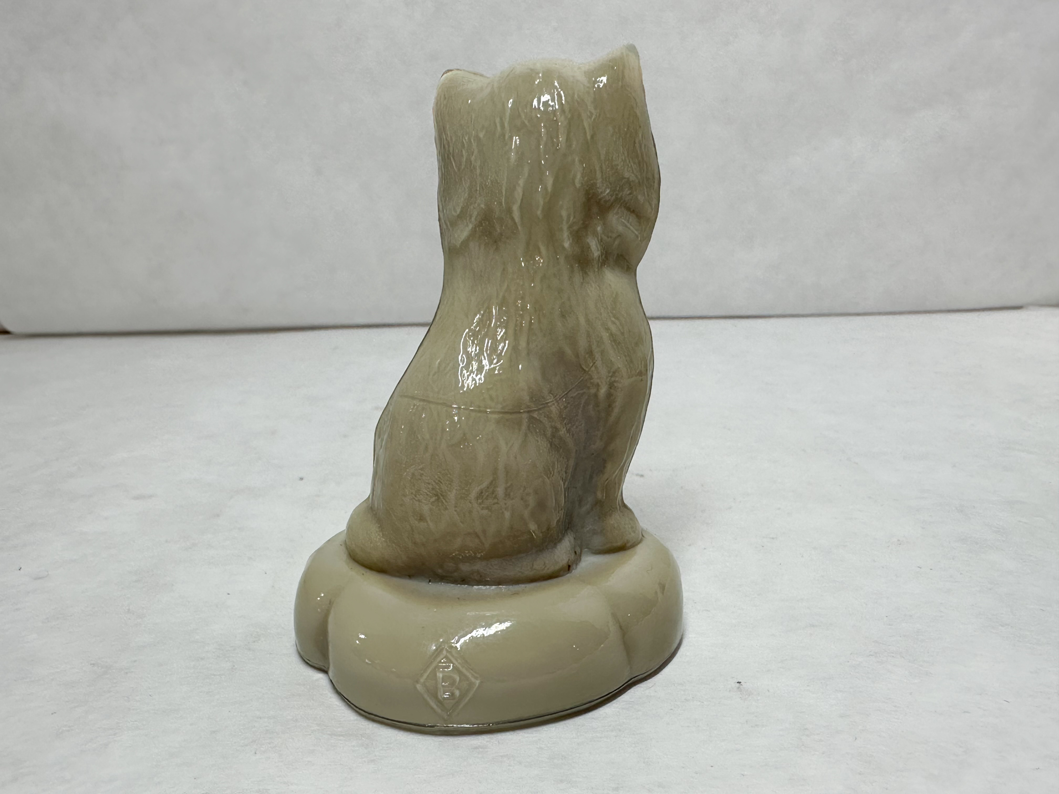 BOYD GLASS GRAY SITTING KITTEN PILLOW FIGURINES