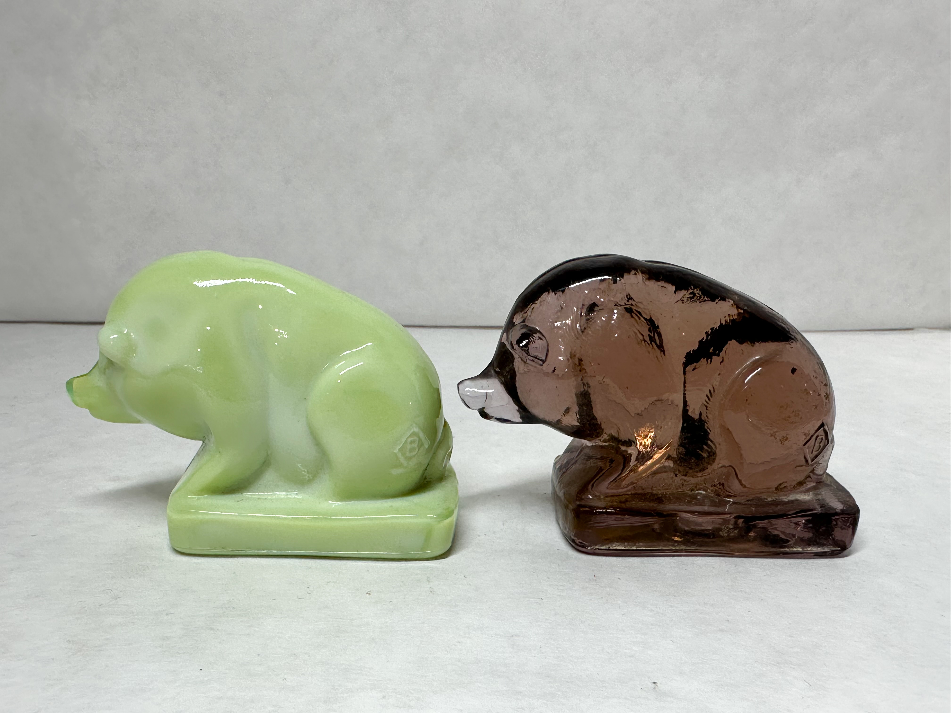 BOYD'S GLASS SUEE PIG FIGURINES 1978