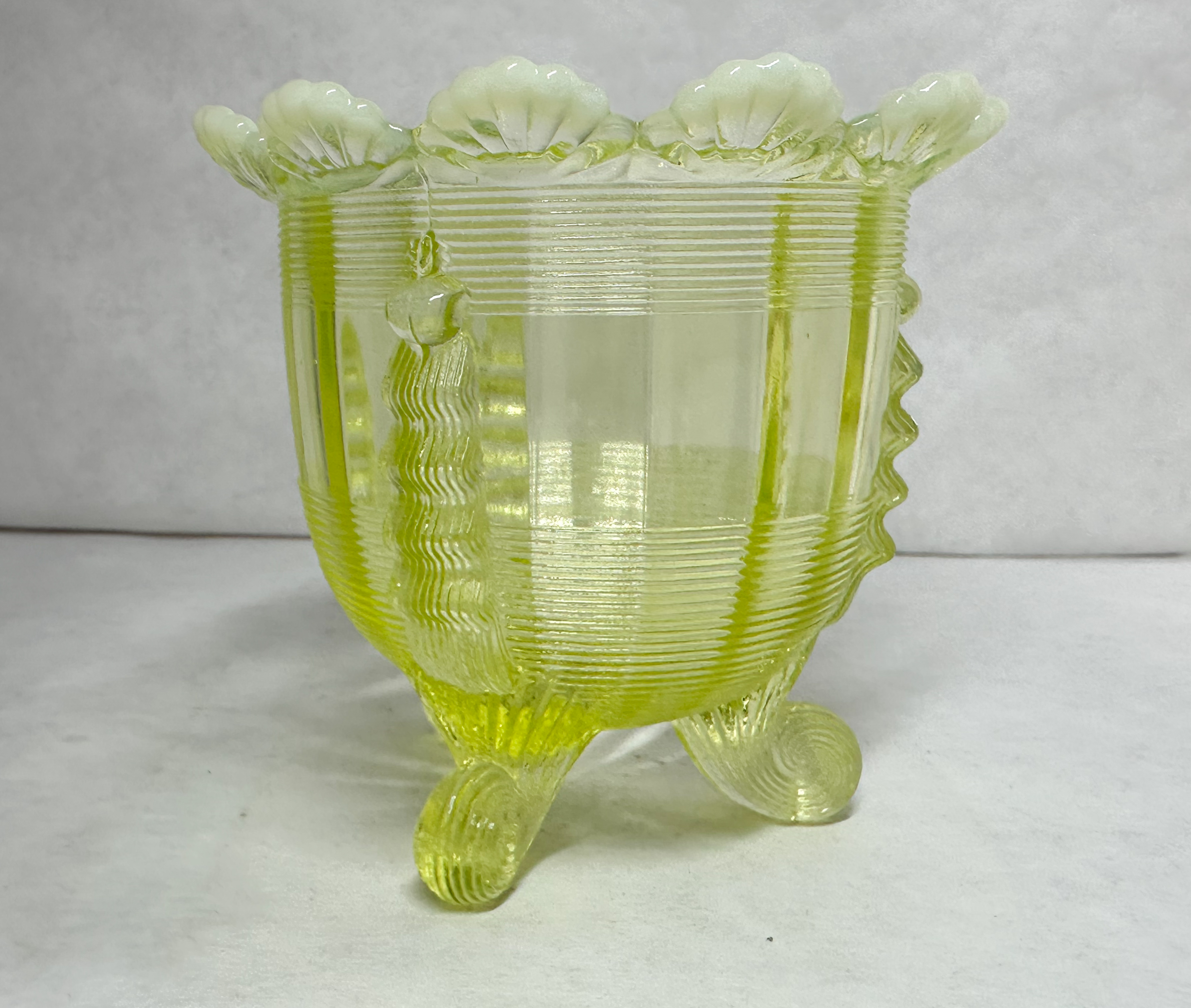 CANARY OPALESCENT URANIUM GLASS BOWL, CIRCA 1900