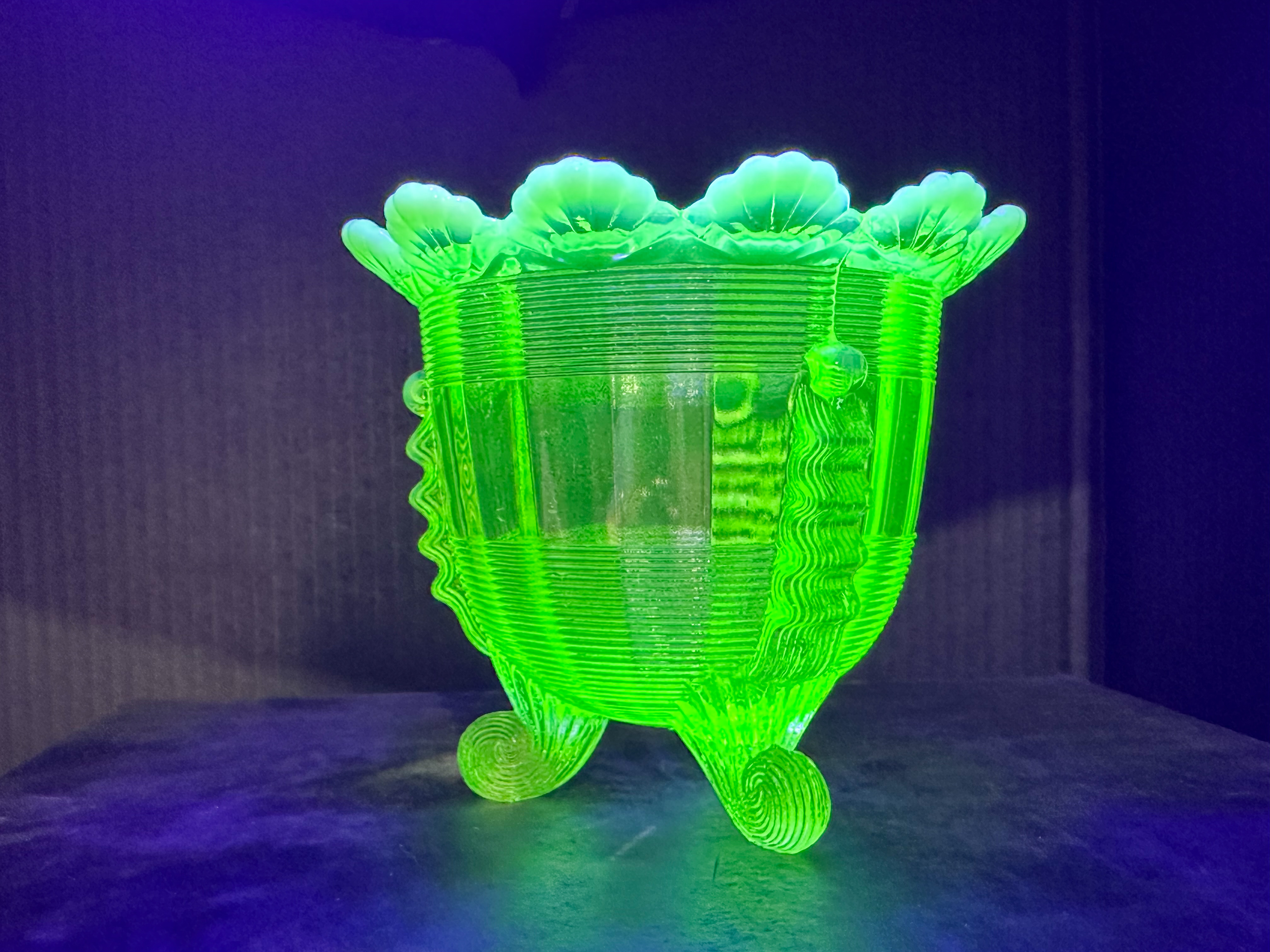 CANARY OPALESCENT URANIUM GLASS BOWL, CIRCA 1900