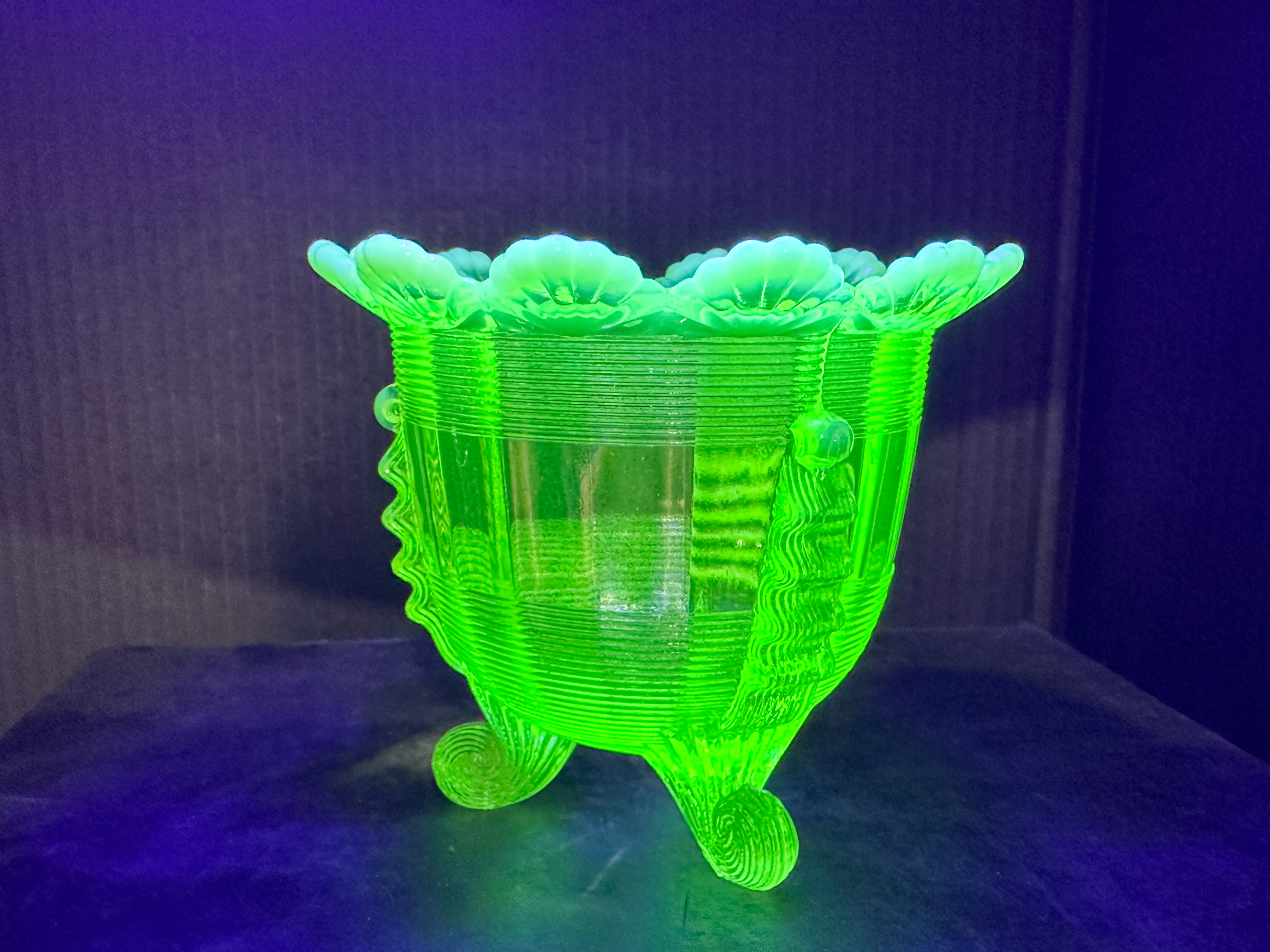 CANARY OPALESCENT URANIUM GLASS BOWL, CIRCA 1900