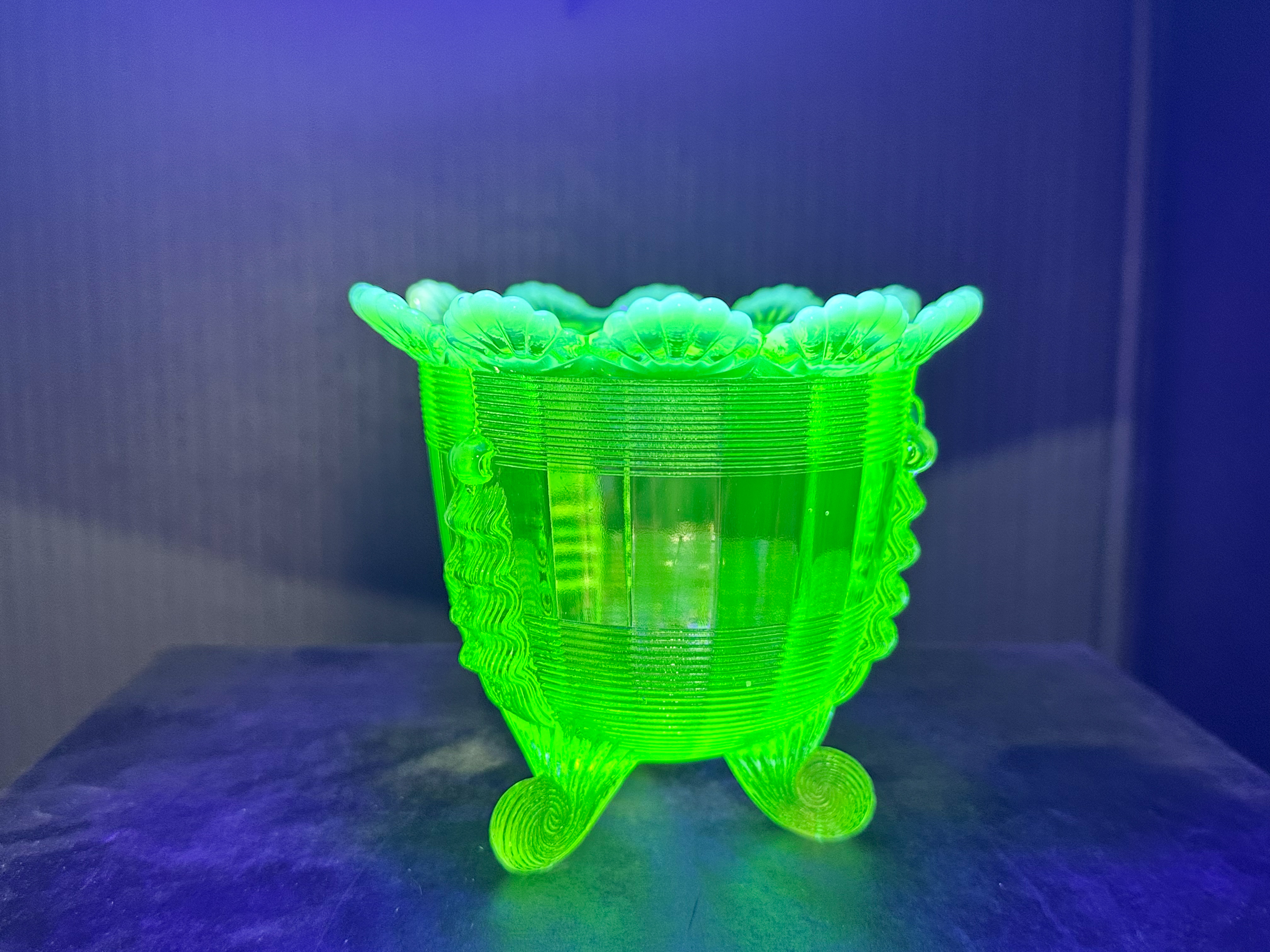 CANARY OPALESCENT URANIUM GLASS BOWL, CIRCA 1900