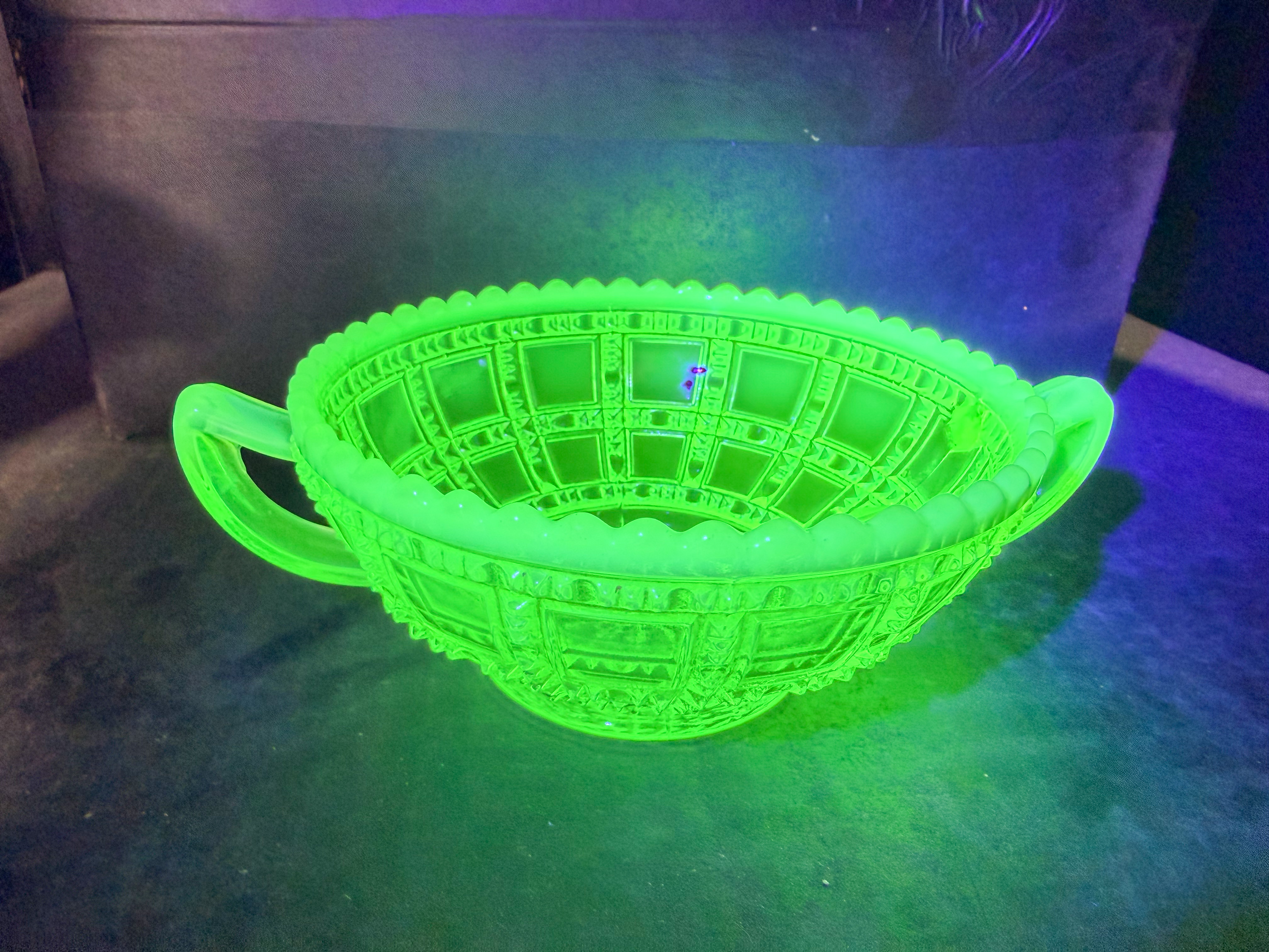 BEADED BLOCK URANIUM OPALESCENT GLASS DISH, CIRCA 1905