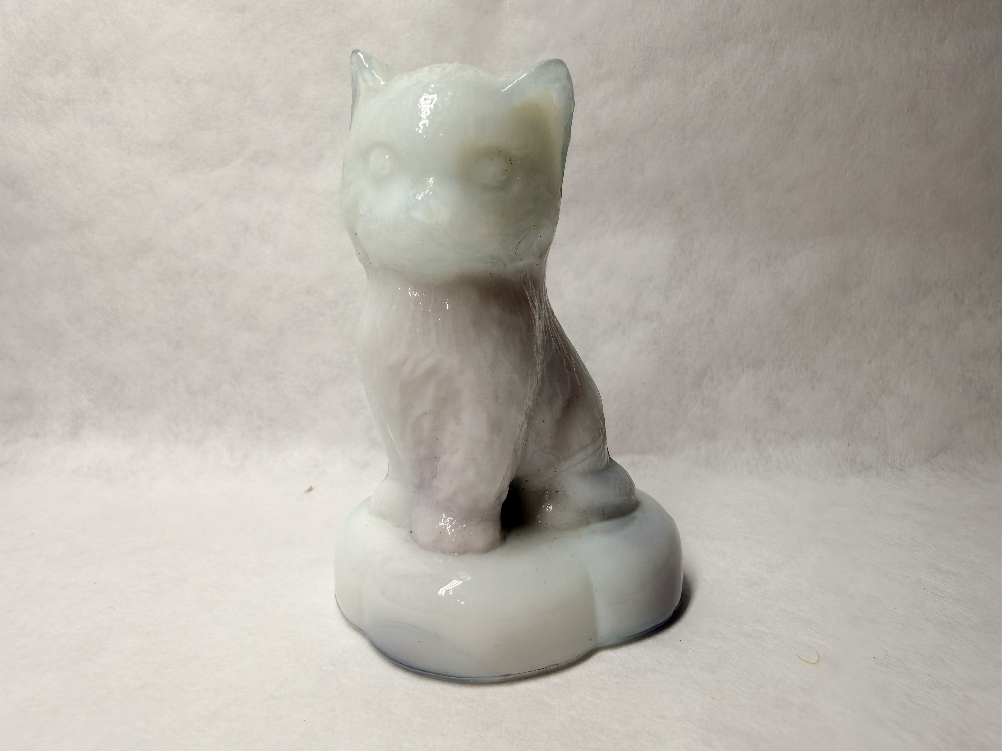 BOYD LAVENDER SLAG SITTING KITTEN PILLOW GLASS