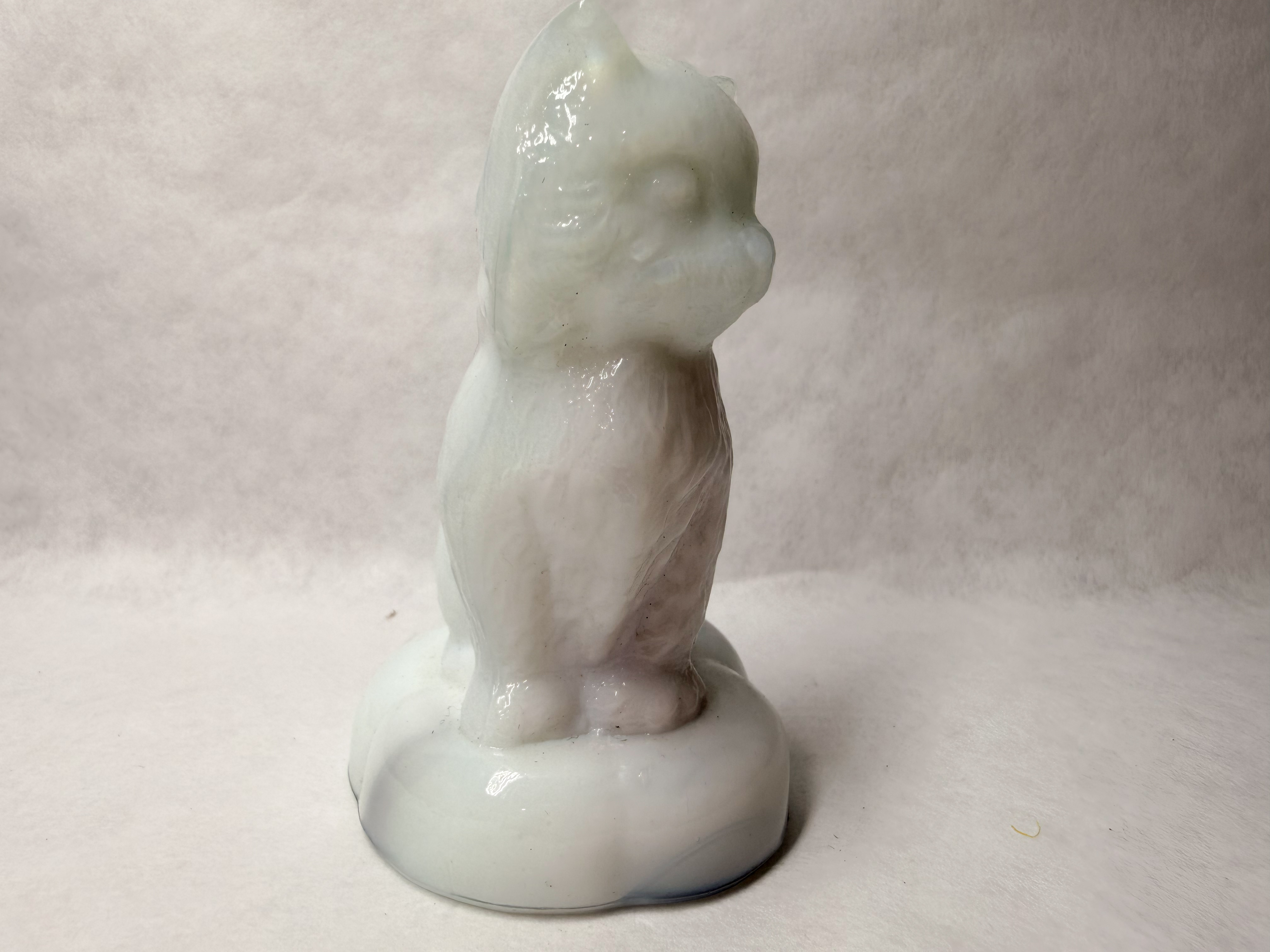 BOYD LAVENDER SLAG SITTING KITTEN PILLOW GLASS
