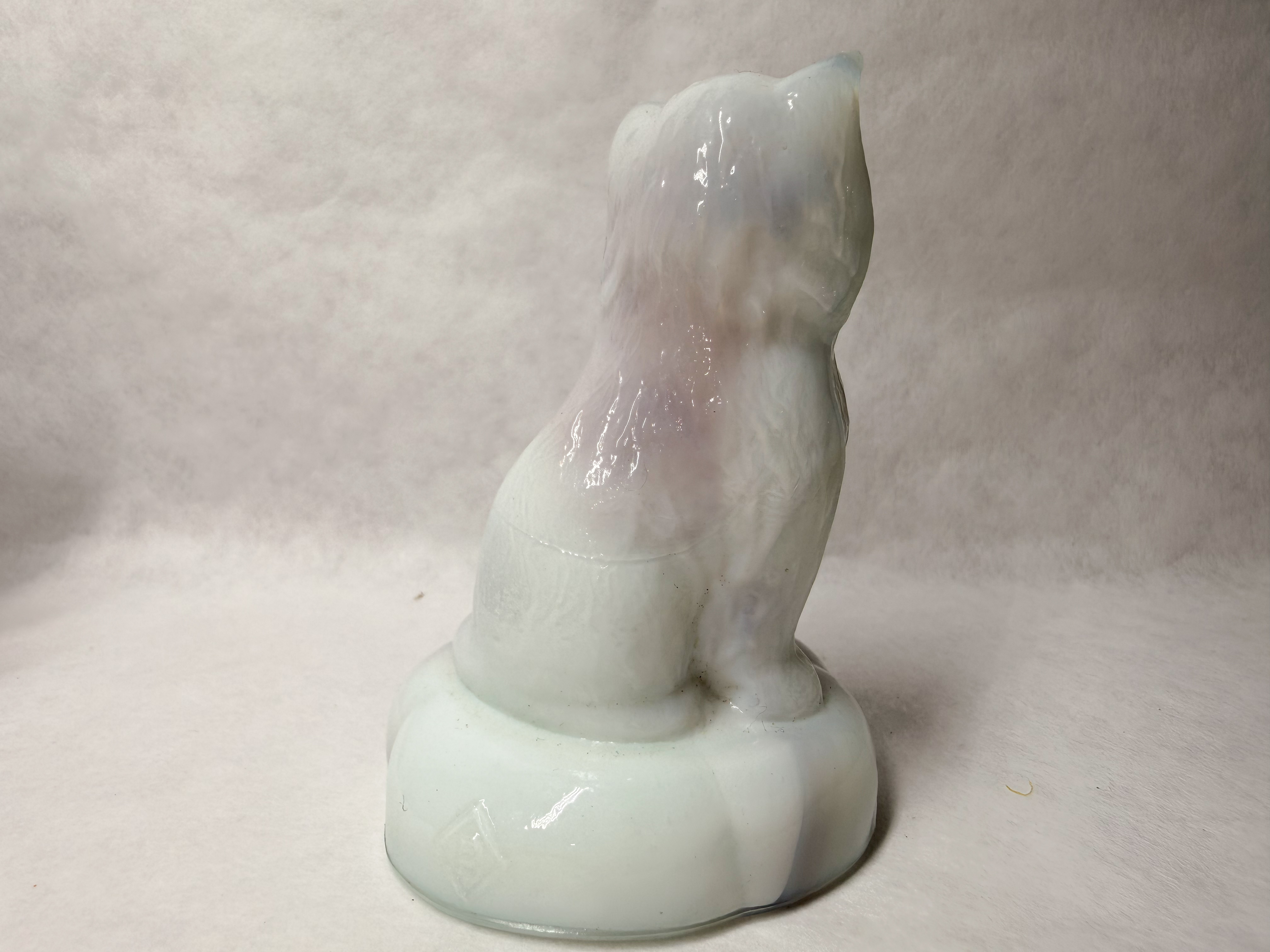 BOYD LAVENDER SLAG SITTING KITTEN PILLOW GLASS