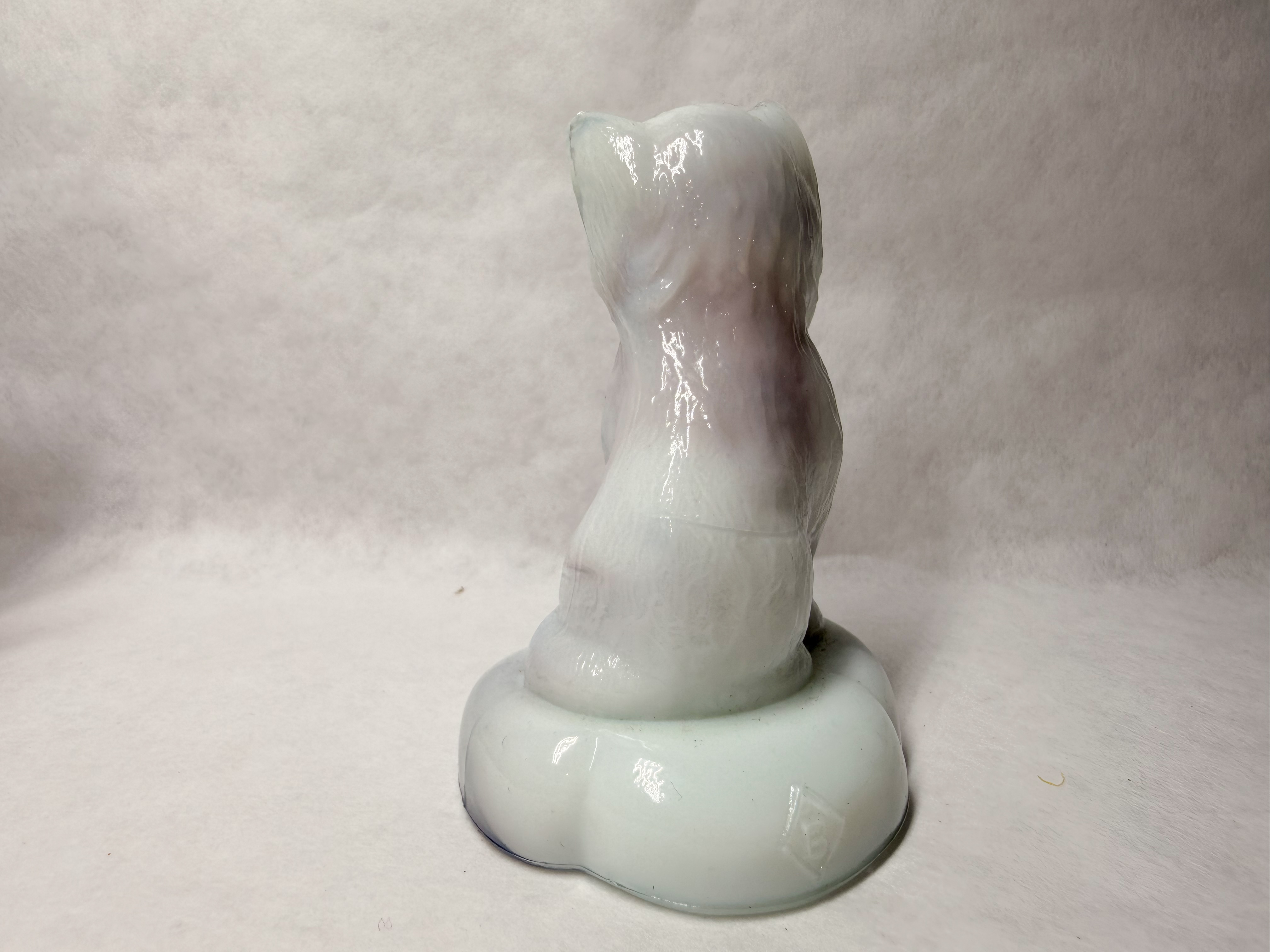 BOYD LAVENDER SLAG SITTING KITTEN PILLOW GLASS