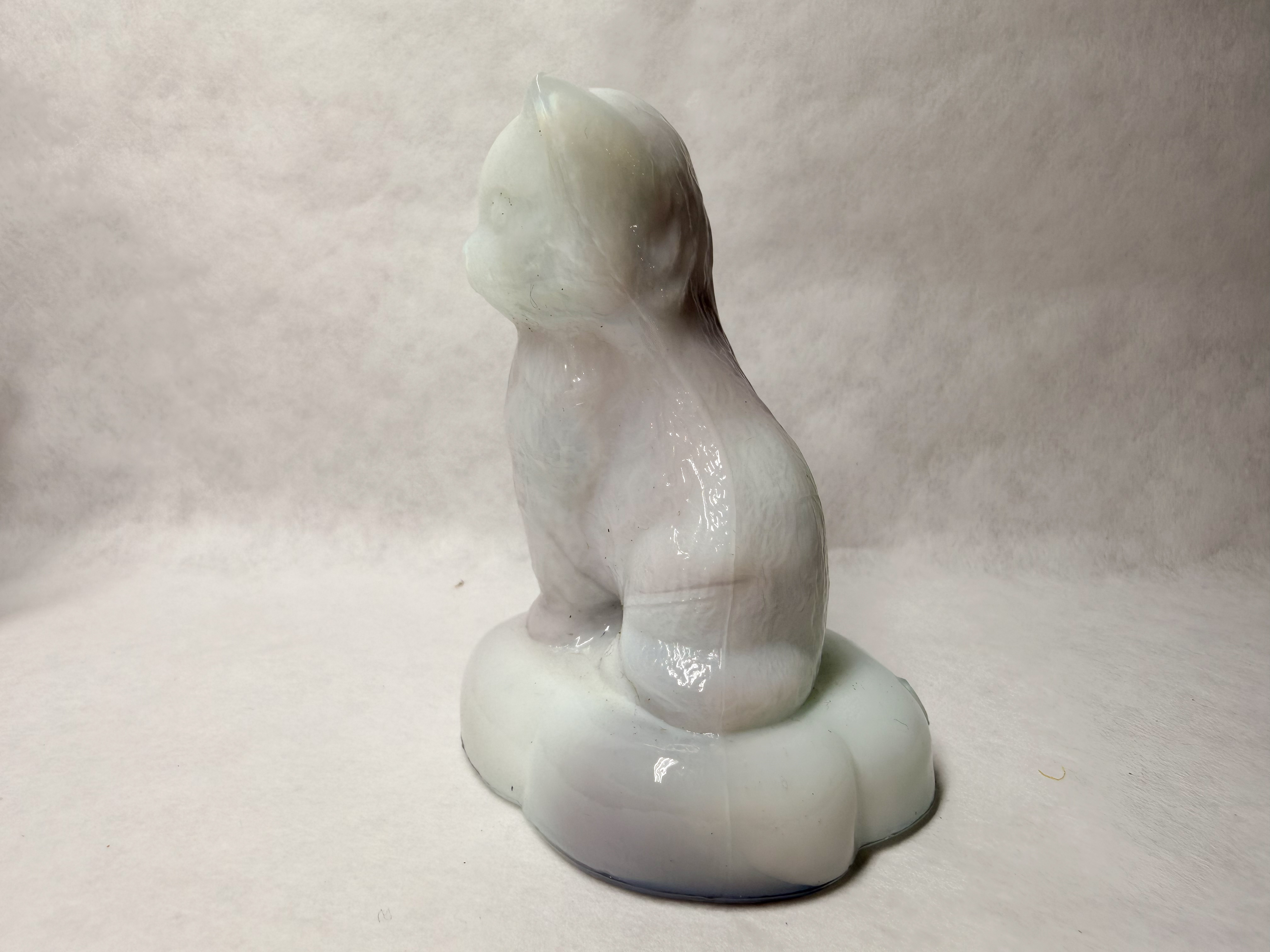 BOYD LAVENDER SLAG SITTING KITTEN PILLOW GLASS