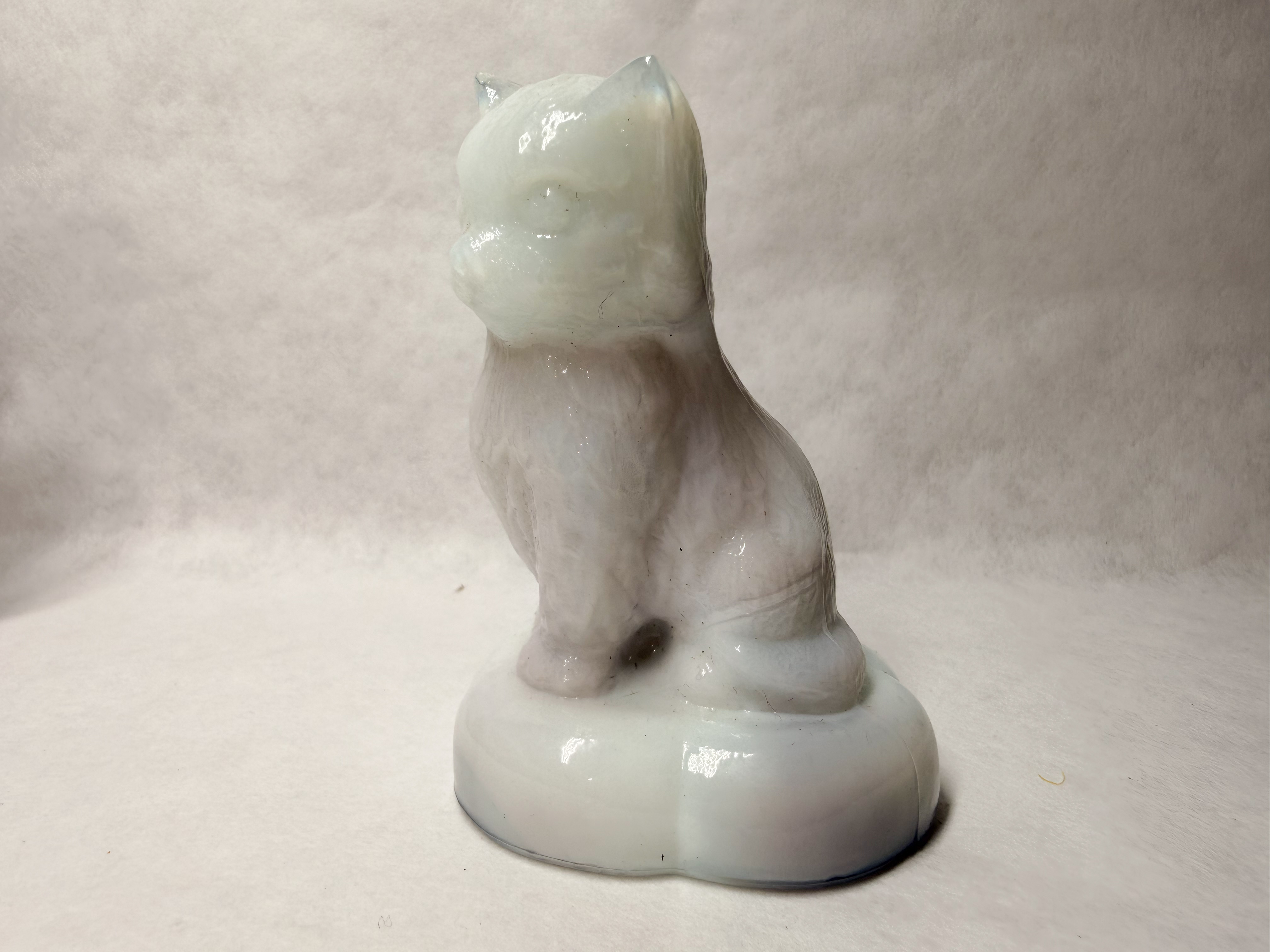 BOYD LAVENDER SLAG SITTING KITTEN PILLOW GLASS