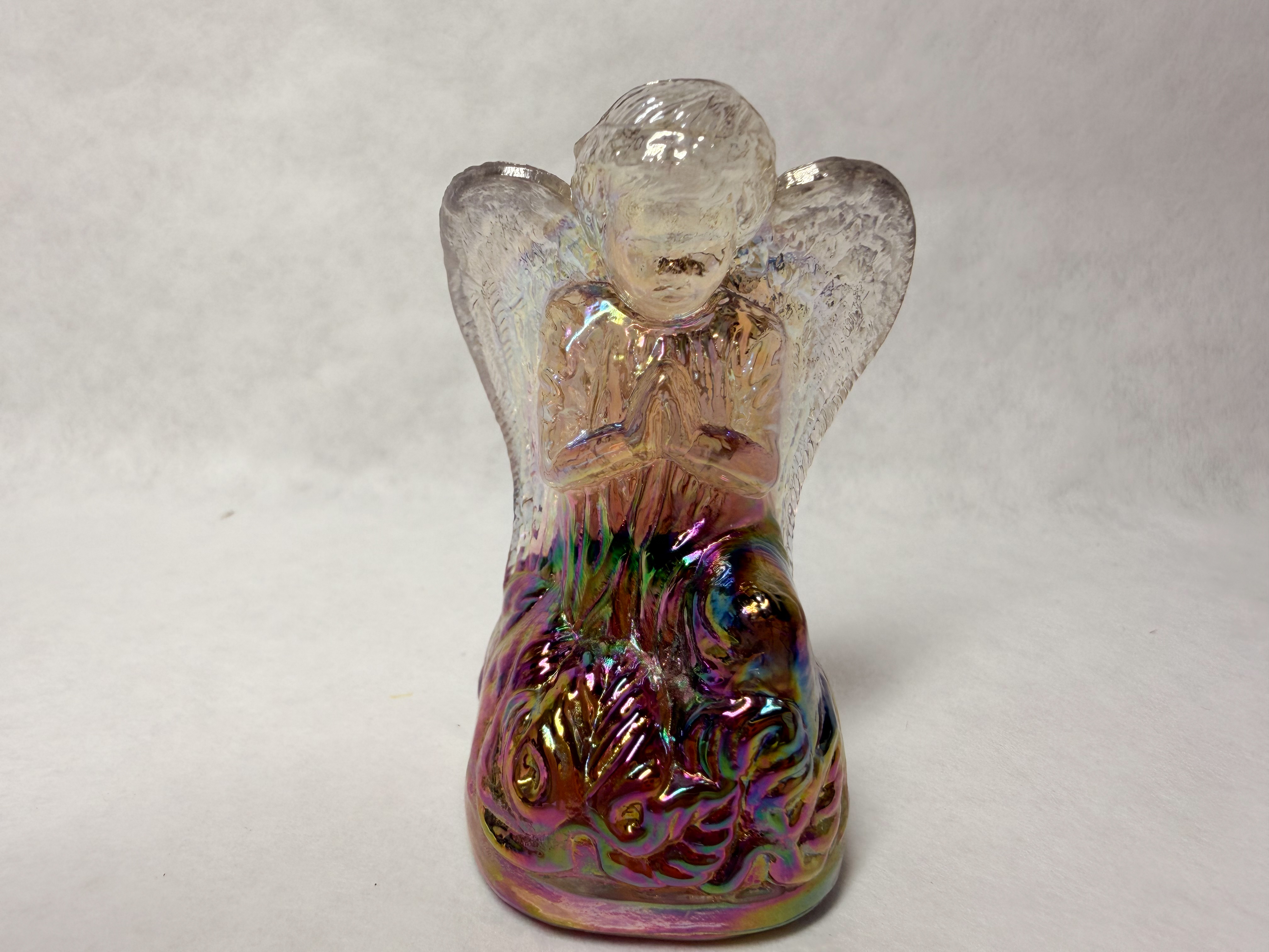 BOYD IRIDESCENT GLASS KNEELING ANGEL FIGURINE