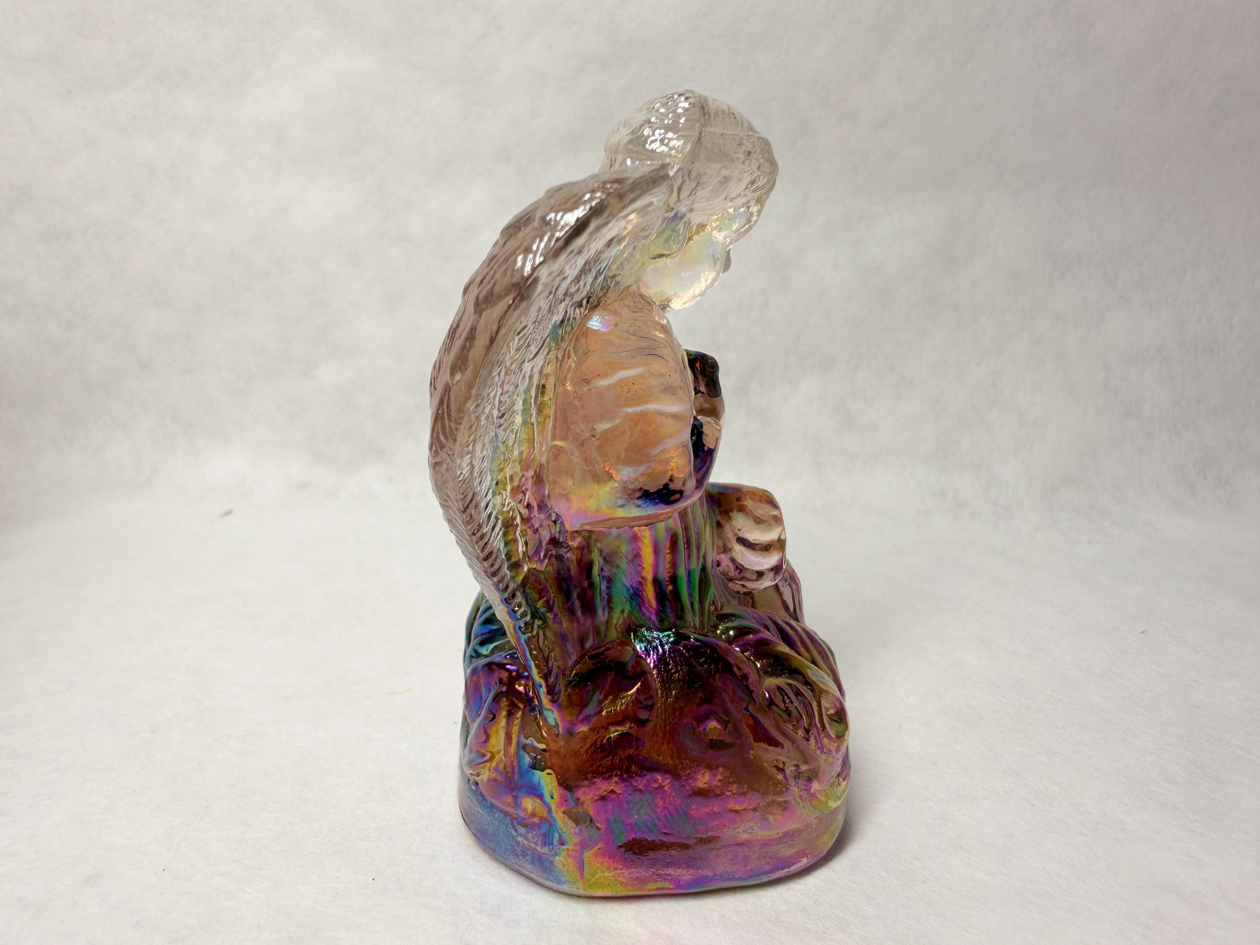 BOYD IRIDESCENT GLASS KNEELING ANGEL FIGURINE