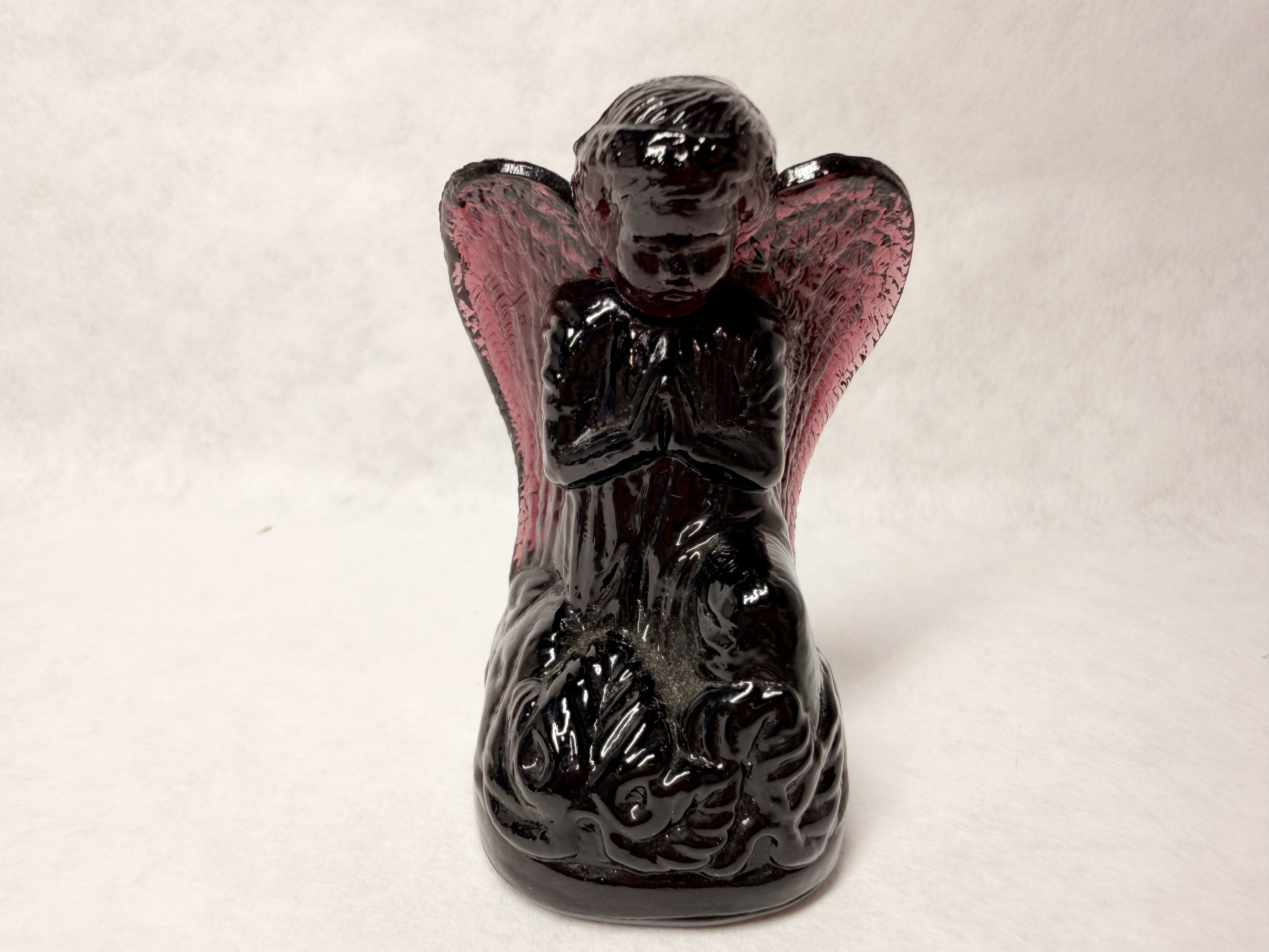 BOYD ART GLASS PRAYING ANGEL PURPLE, 1980S
