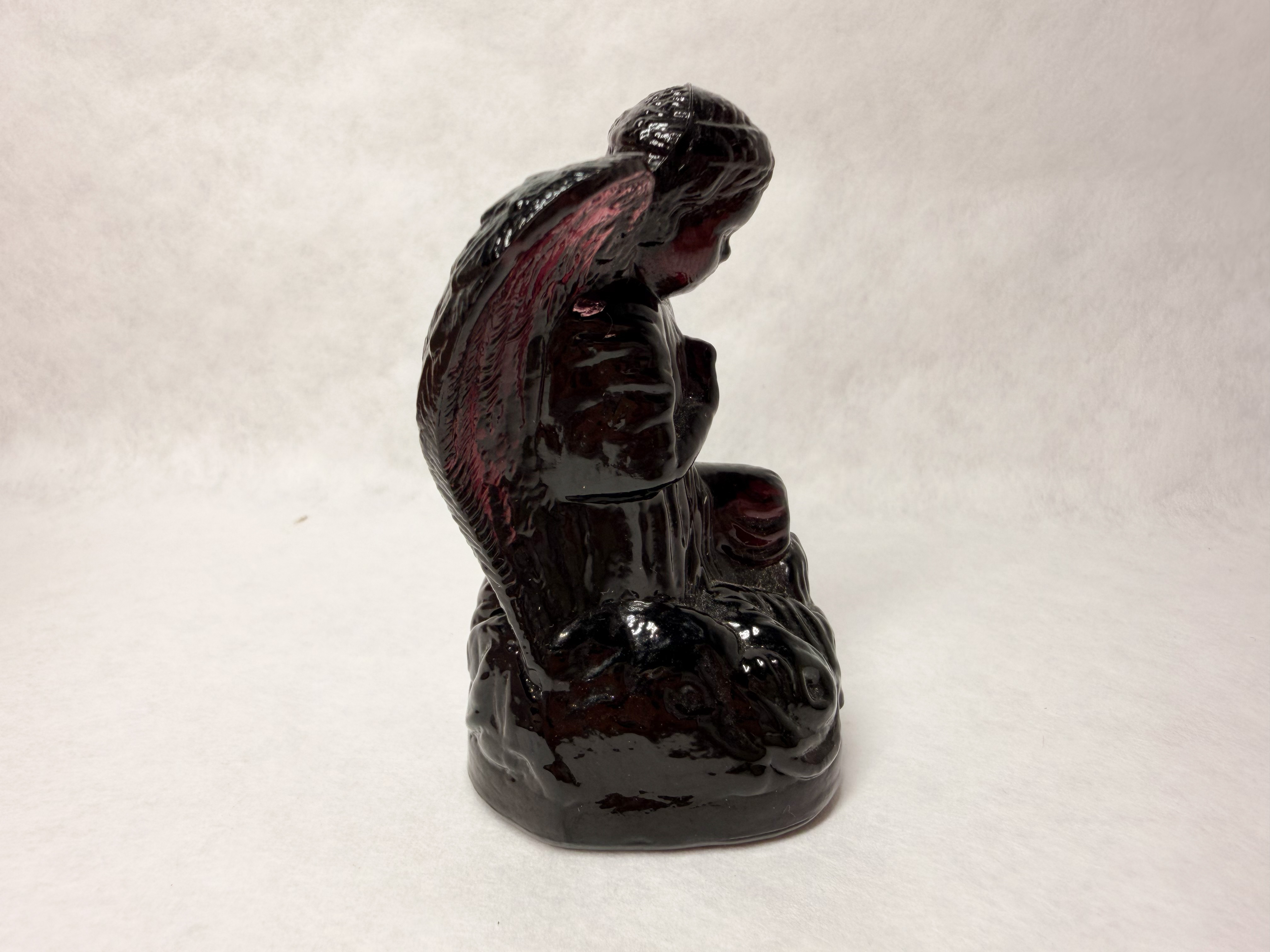 BOYD ART GLASS PRAYING ANGEL PURPLE, 1980S