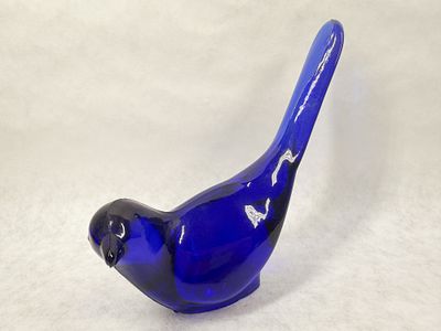 FENTON ROYAL BLUE GLASS BIRD FIGURINE, 1980S. Fenton Art Glass Company bird figurines in cobalt 