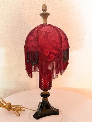 VICTORIAN REVIVAL RED GLASS LAMP. A Victorian Revival table lamp featuring a ruby red diamond 