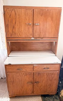 SELLERS OAK HOOSIER CABINET, 1920S. An oak Hoosier-style kitchen cabinet by G.I. Sellers and 
