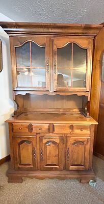 MAPLE TWO-PIECE CHINA HUTCH, MID-20TH CENTURY. A two-piece solid maple china hutch in the Early 