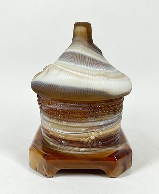 IMPERIAL SLAG GLASS BEEHIVE HONEY JAR, MID-20TH CENTURY. Lidded chocolate slag glass honey jar 