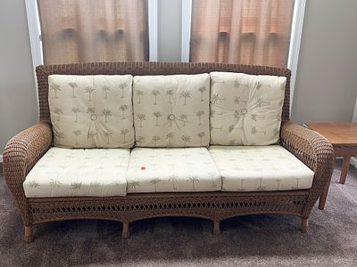 WICKER 3 SEAT COUCH. LIKE NEW
