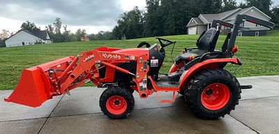 KUBOTA B2601 TRACTOR, LOADER & BUCKET ONLY 6 HOURS. VERY LOW HOUR MACHINE GARAGE KEPT GOOD 