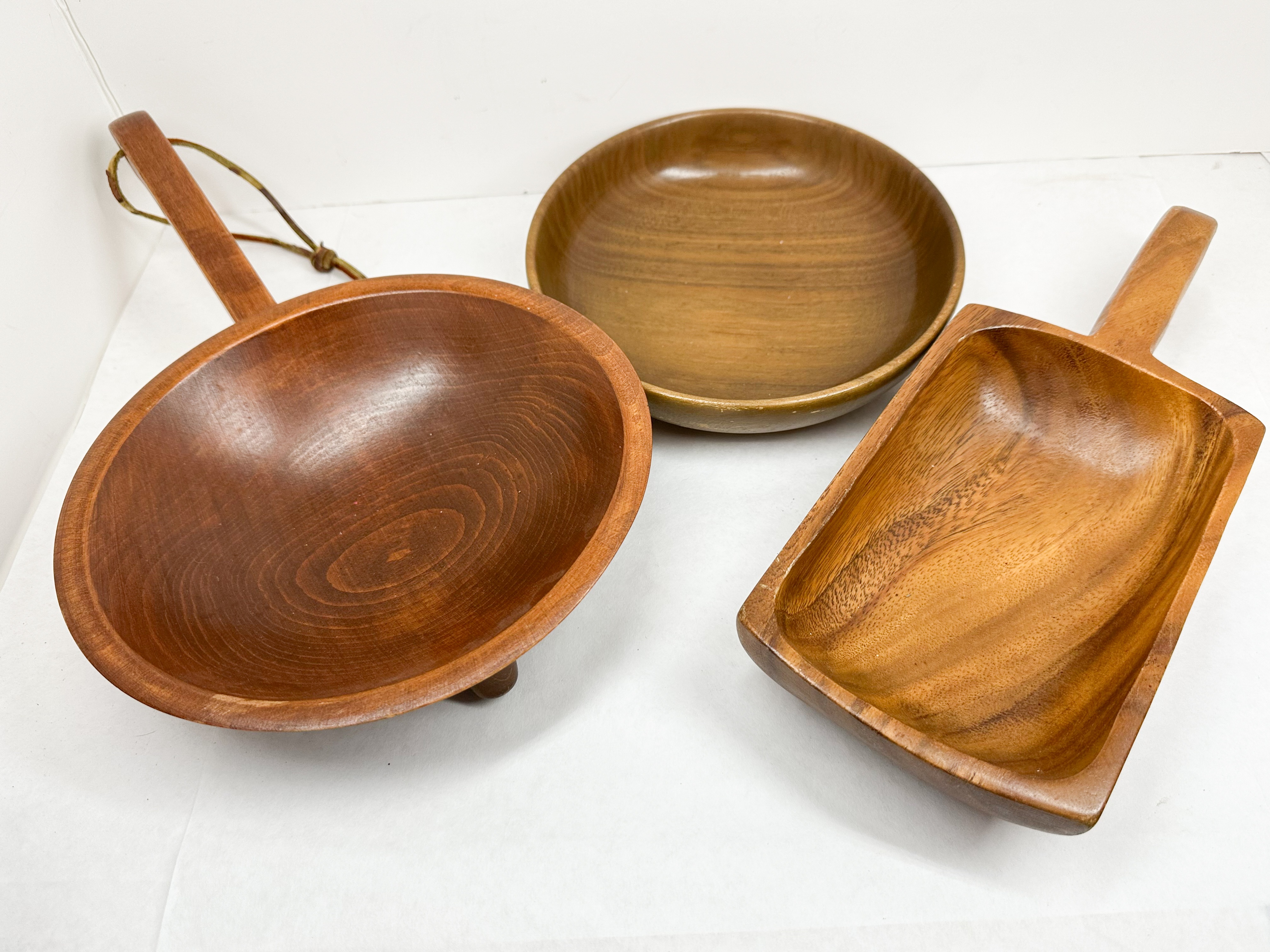 MUNISING AND DOLPHIN WOODEN SERVING PIECES