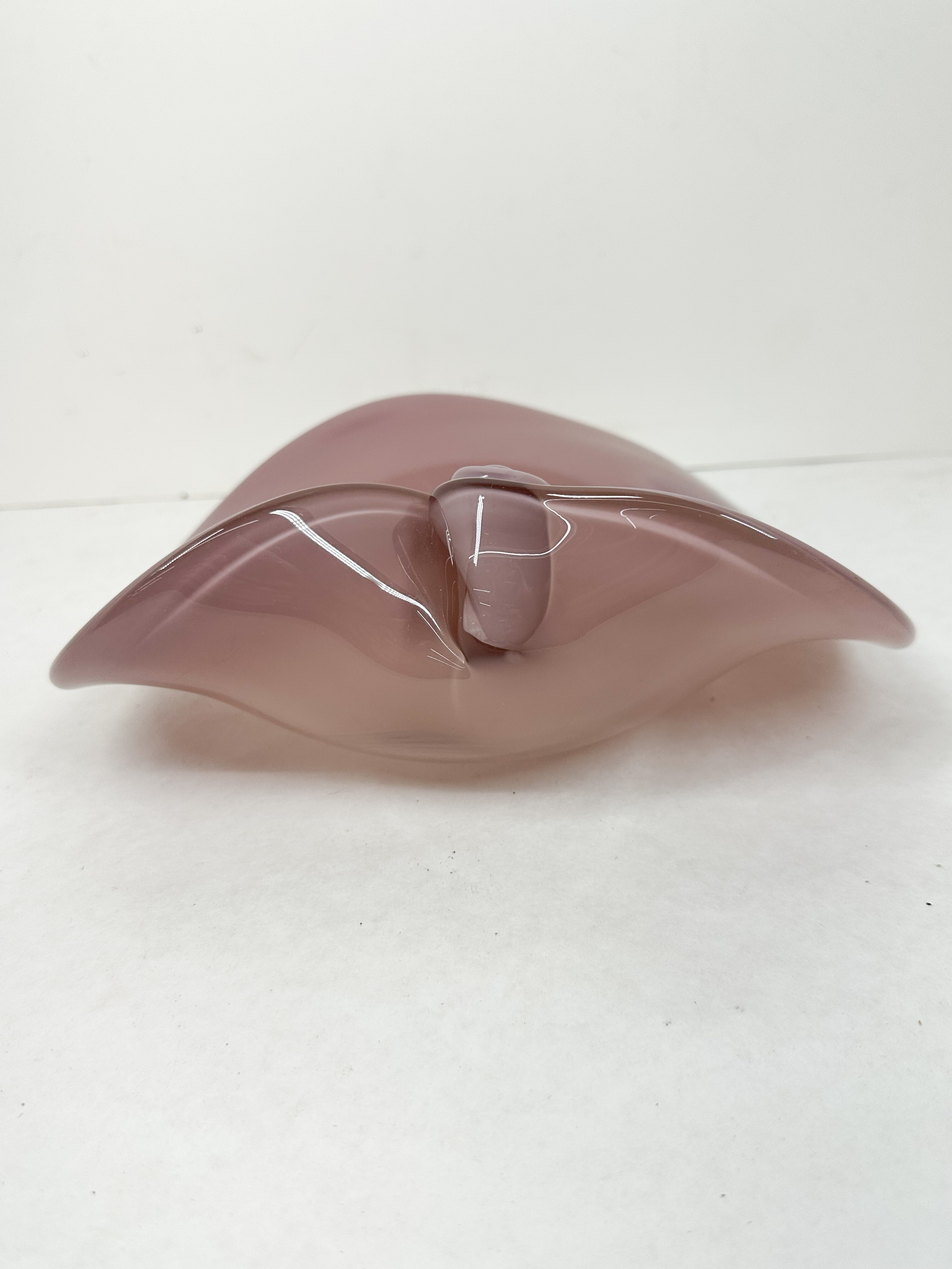 MID-CENTURY MAUVE ART GLASS BOWL