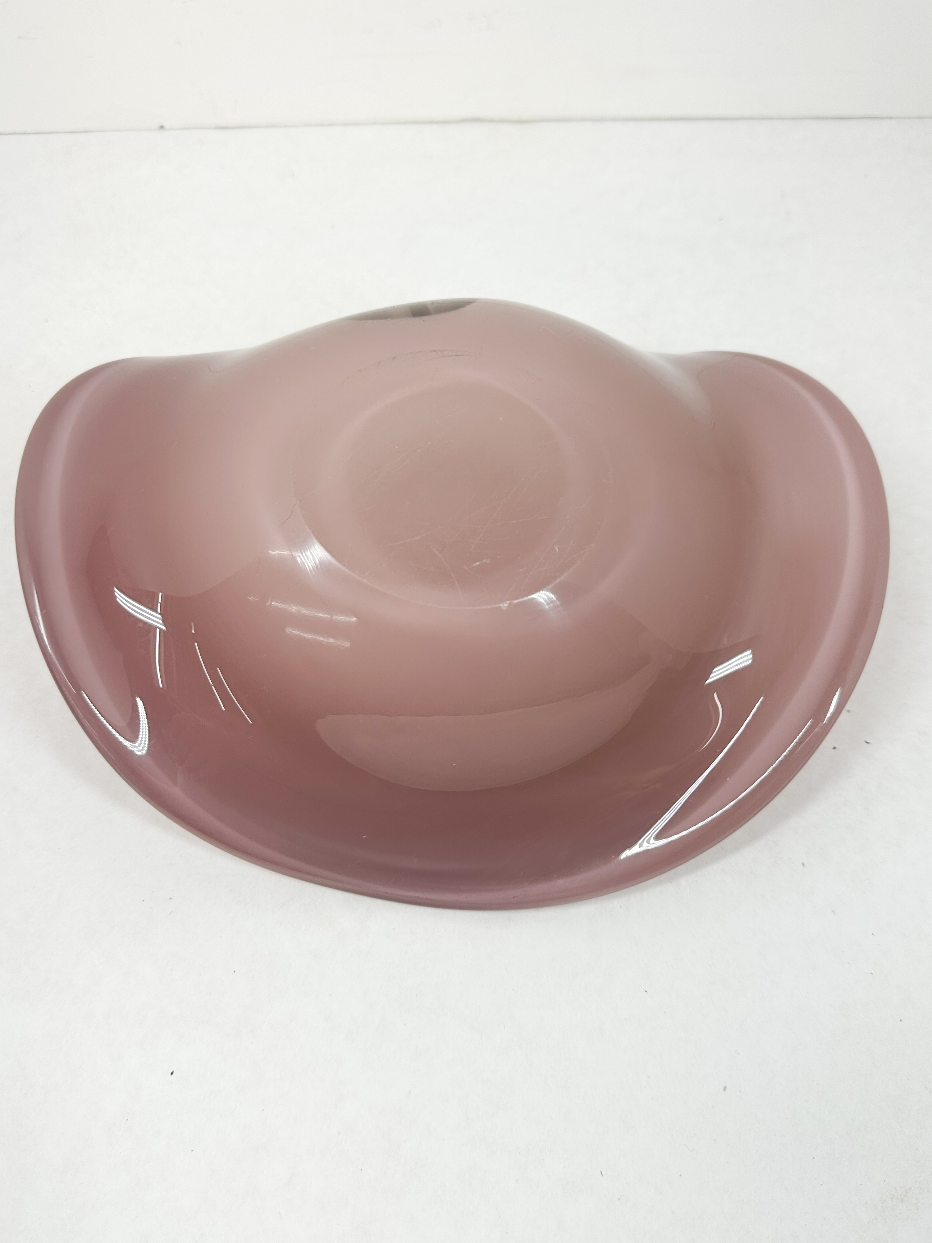 MID-CENTURY MAUVE ART GLASS BOWL