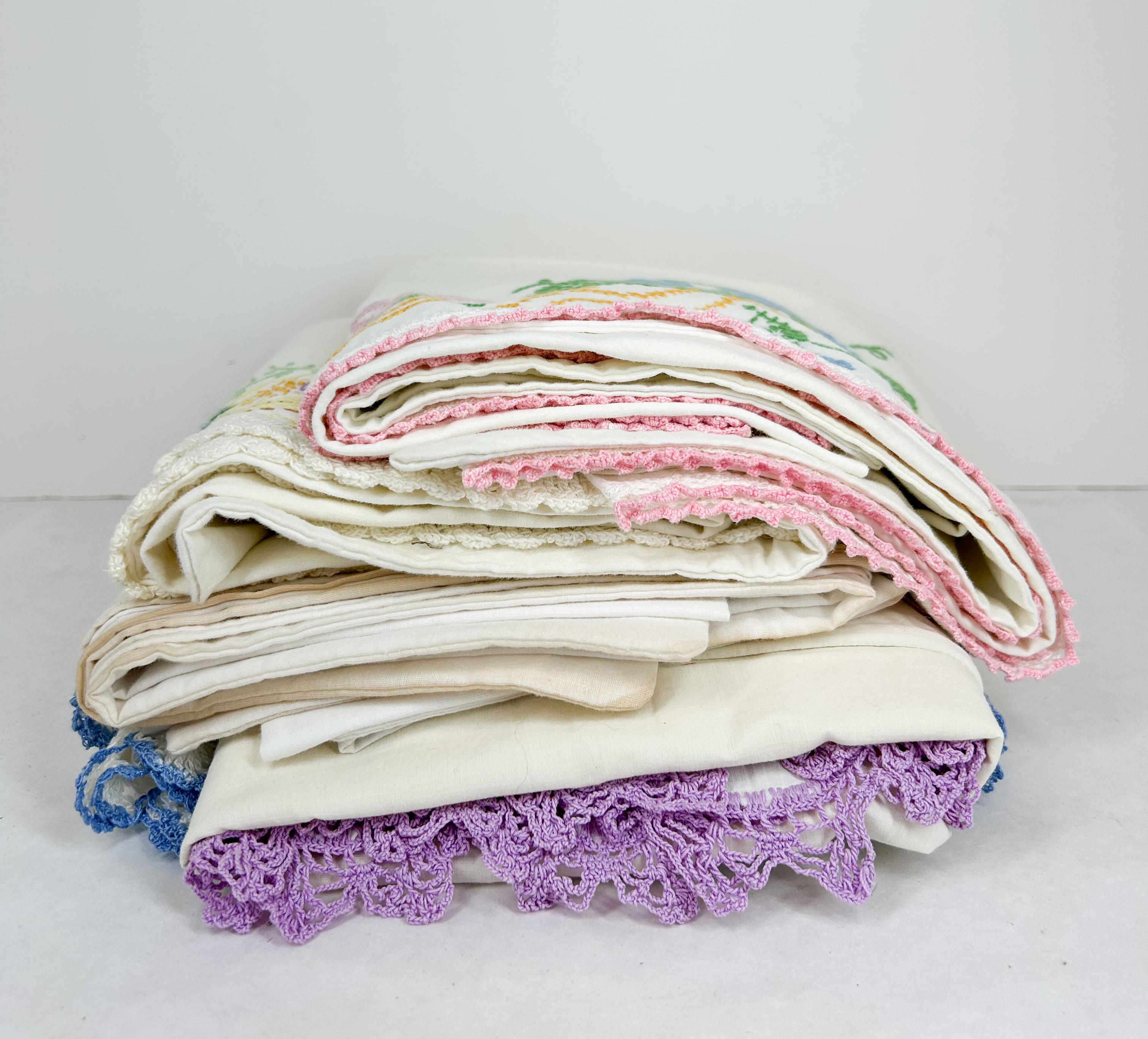 COLLECTION VINTAGE HAND EMBROIDERED LINENS