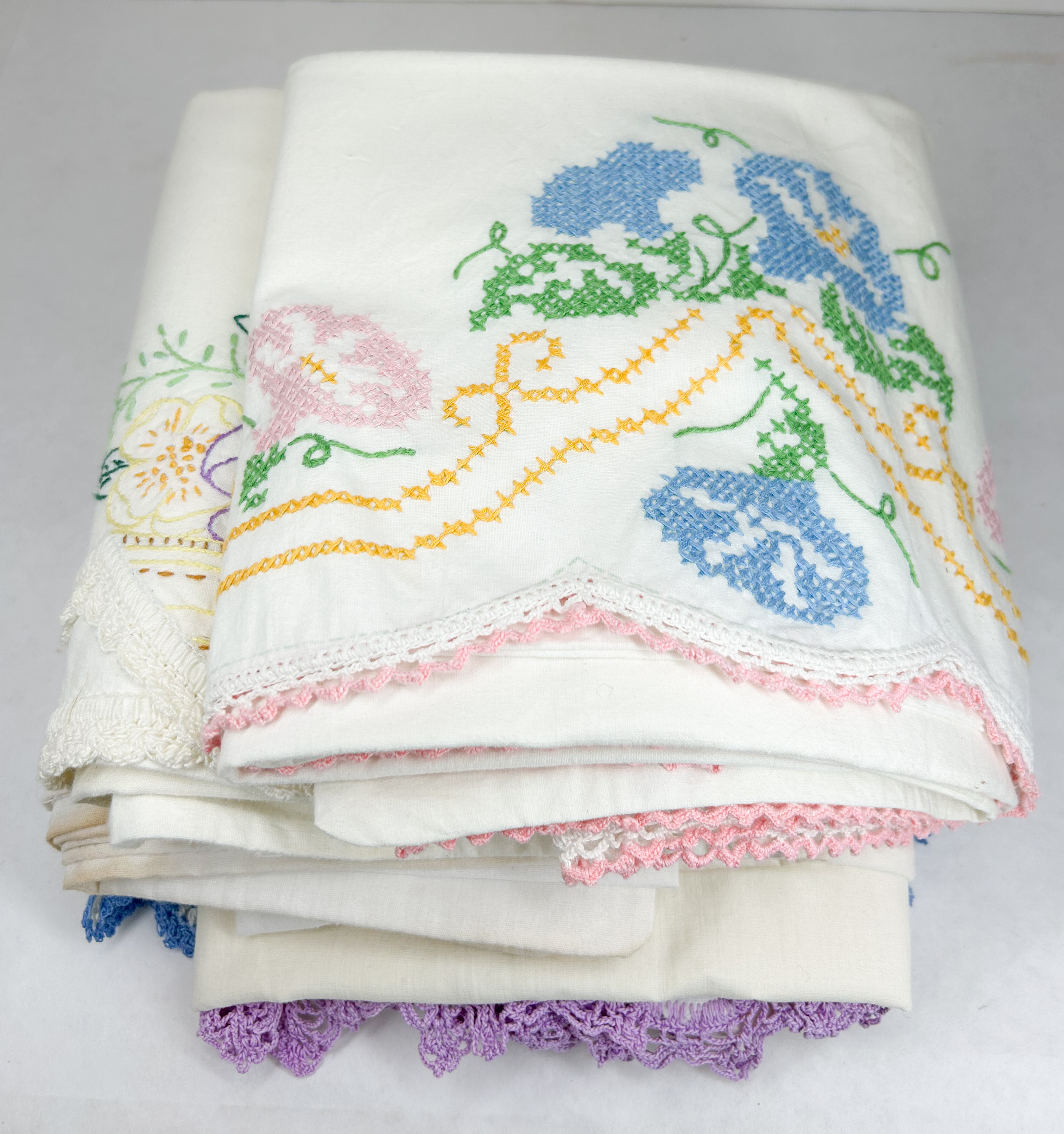 COLLECTION VINTAGE HAND EMBROIDERED LINENS