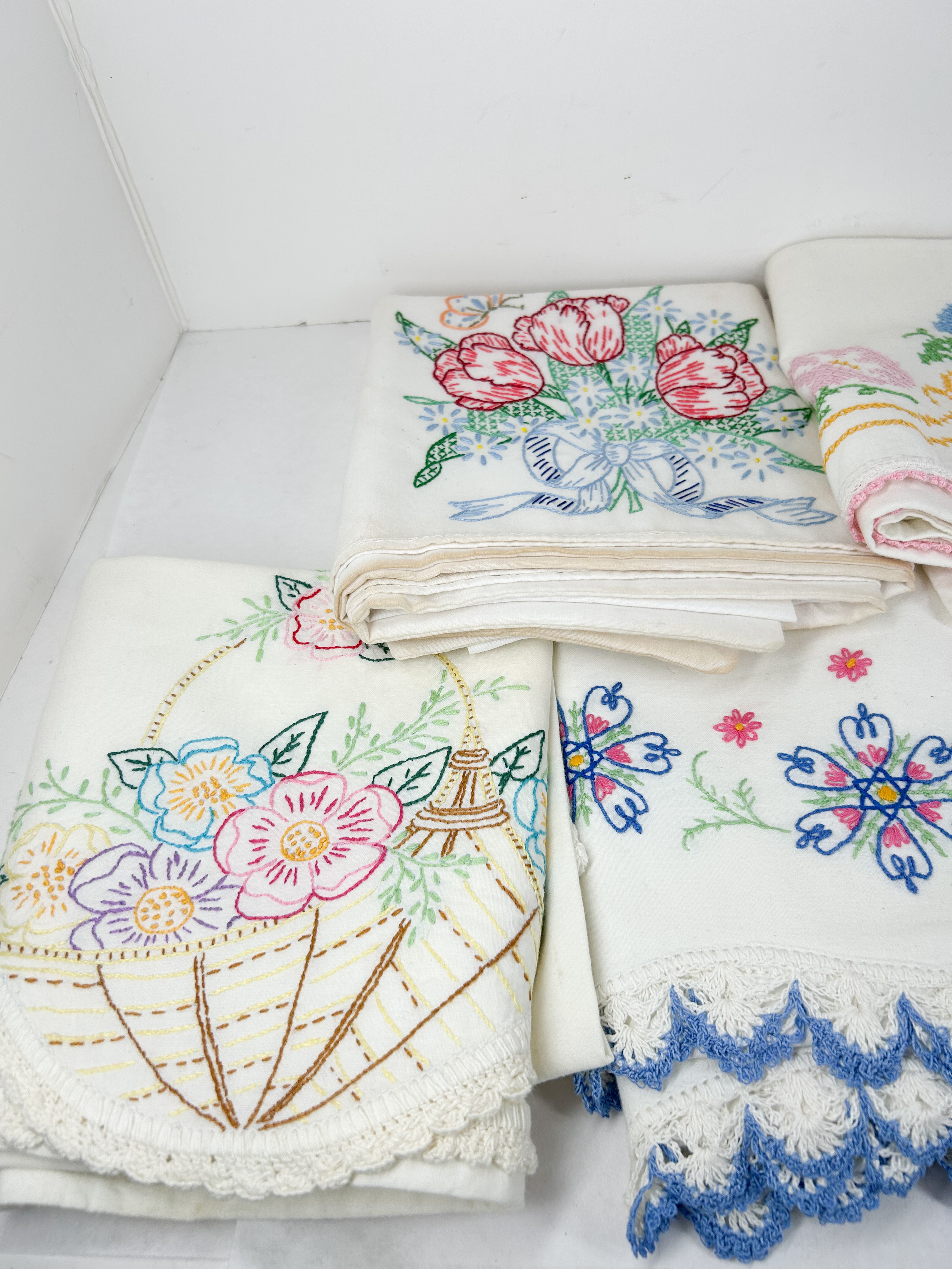COLLECTION VINTAGE HAND EMBROIDERED LINENS
