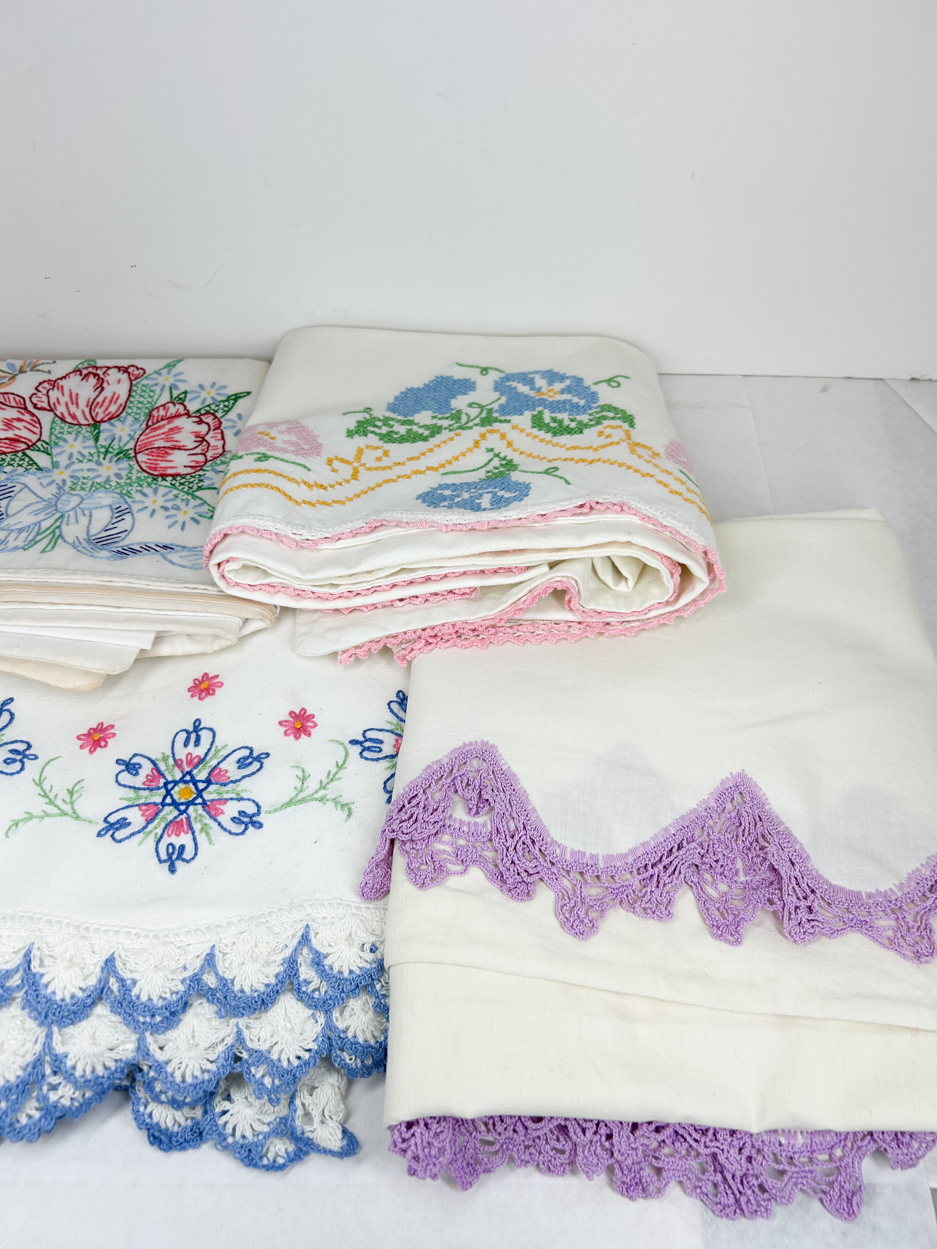 COLLECTION VINTAGE HAND EMBROIDERED LINENS