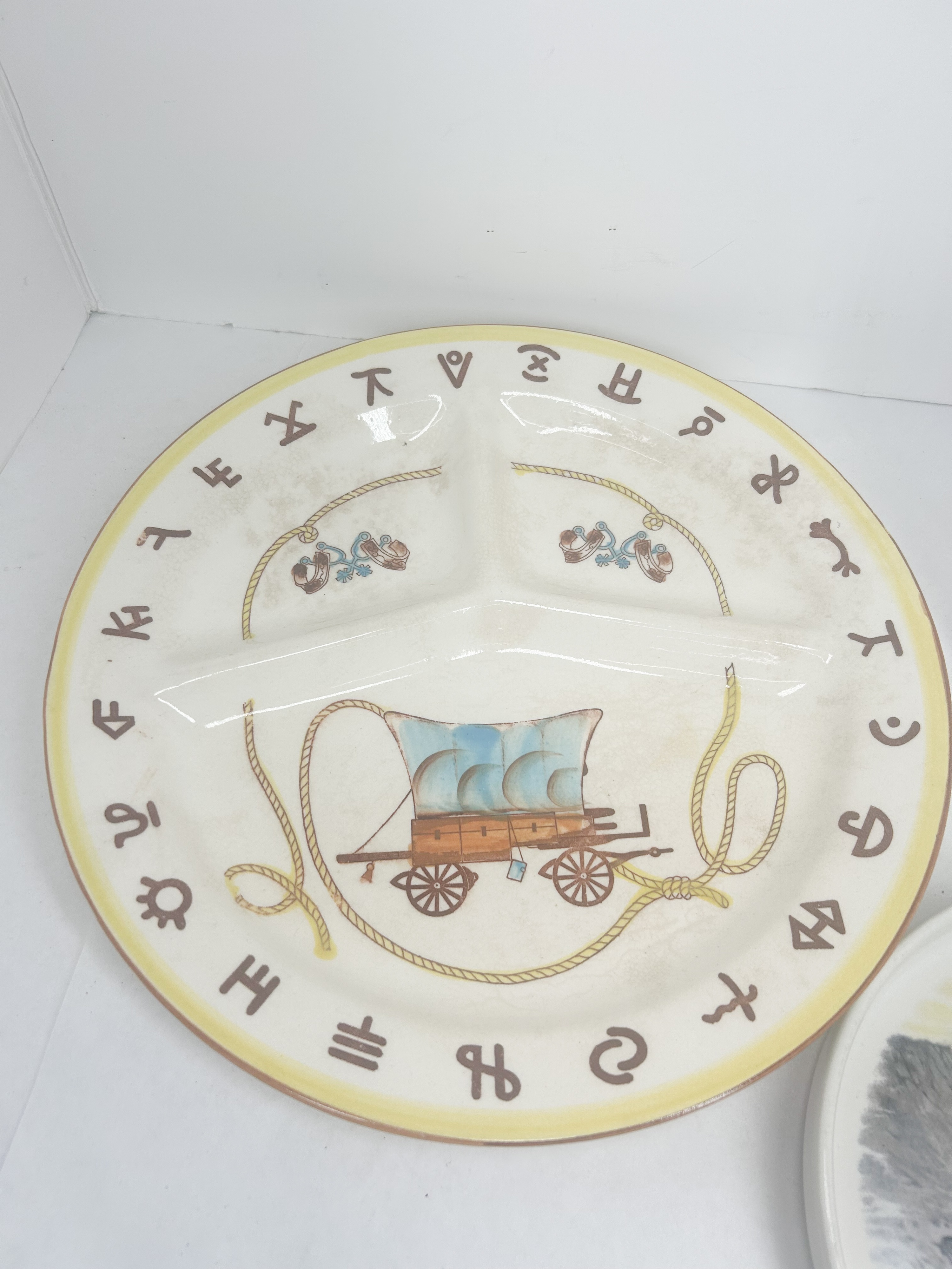 A TRIO OF CERAMIC AND GLASS WESTERN-THEMED TABLETOP ITEMS INCLUDING A FREDERIC REMINGTON PRINT DECORATED PLATE