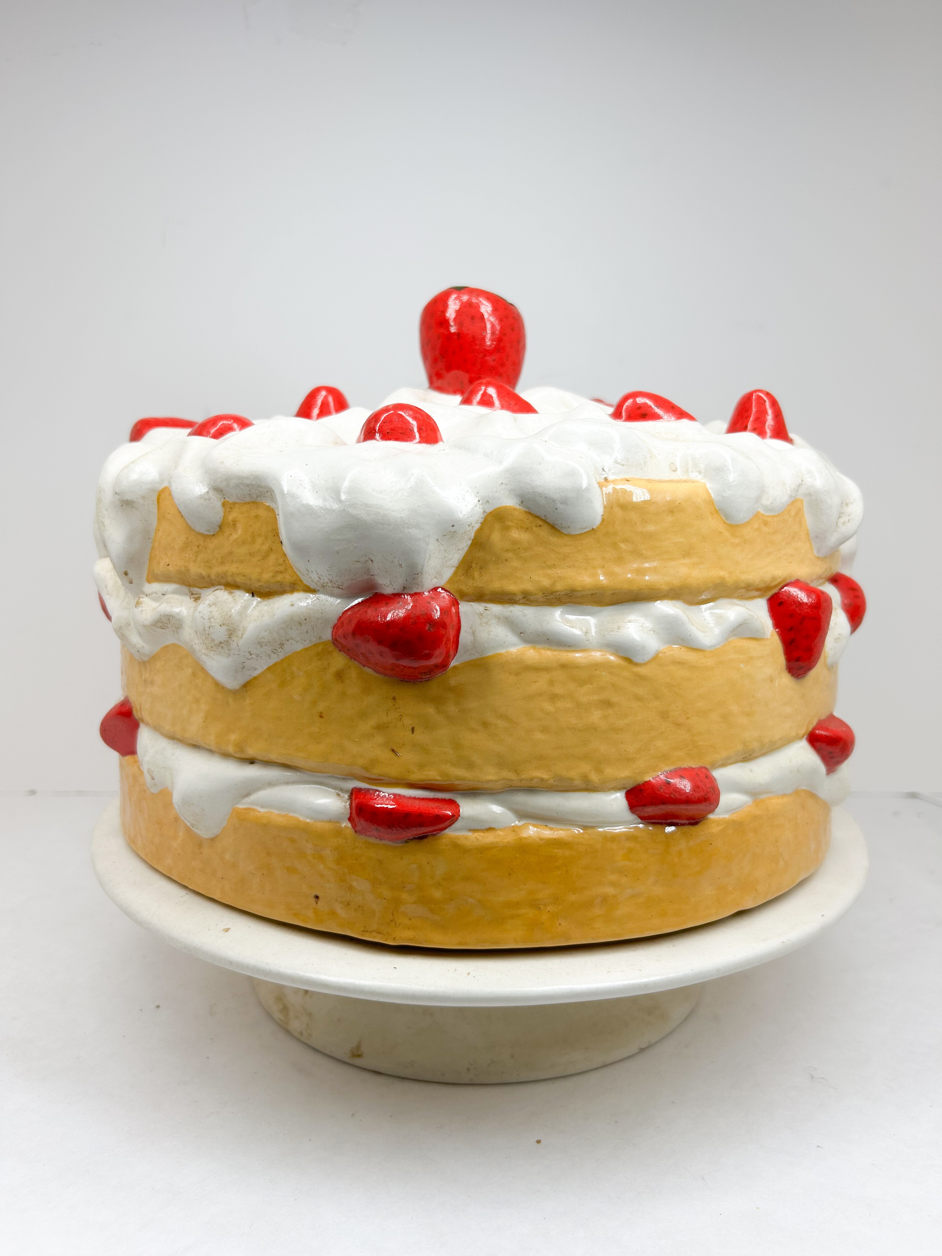 STRAWBERRY SHORTCAKE CERAMIC DOME AND STAND