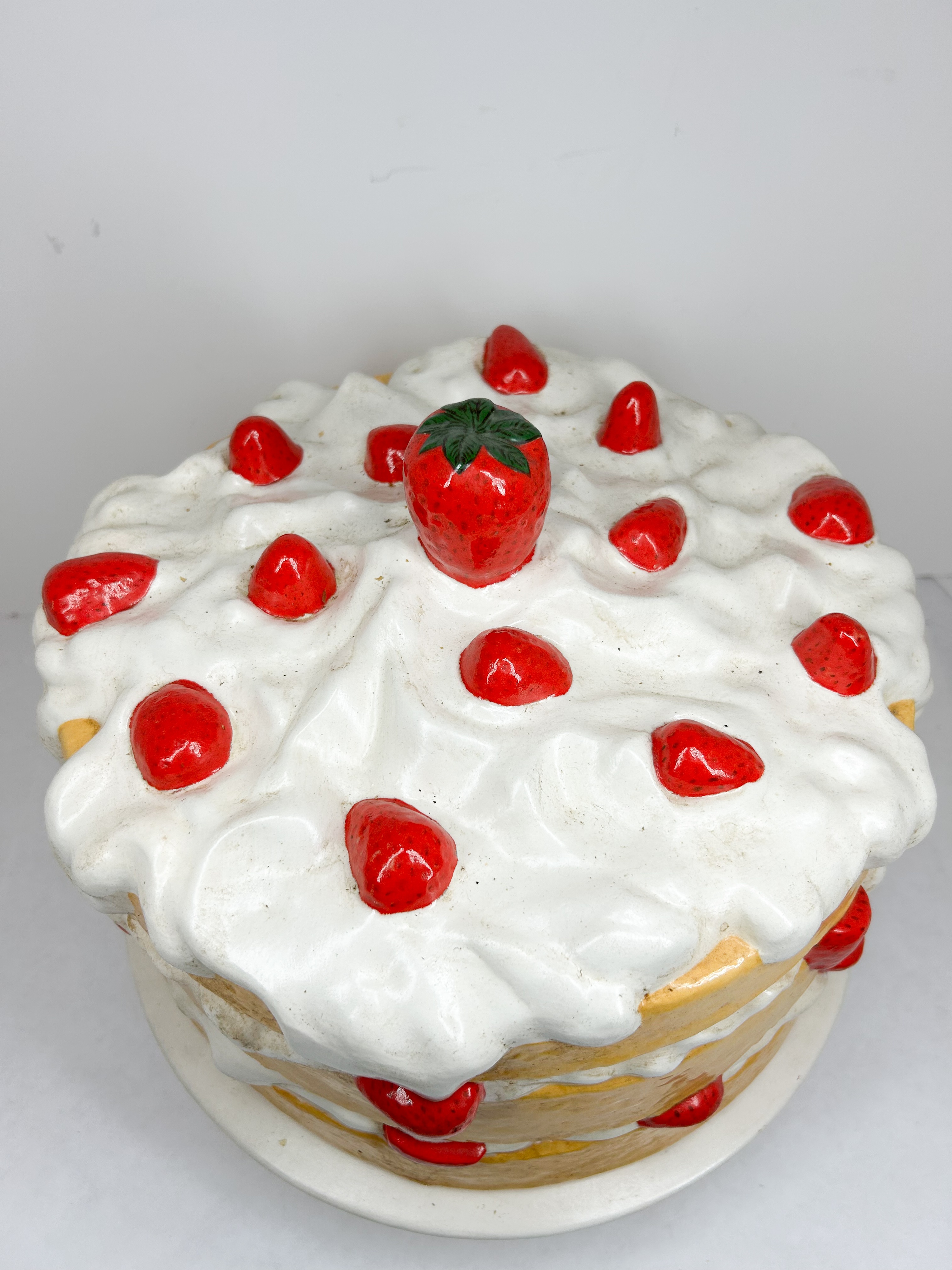 STRAWBERRY SHORTCAKE CERAMIC DOME AND STAND