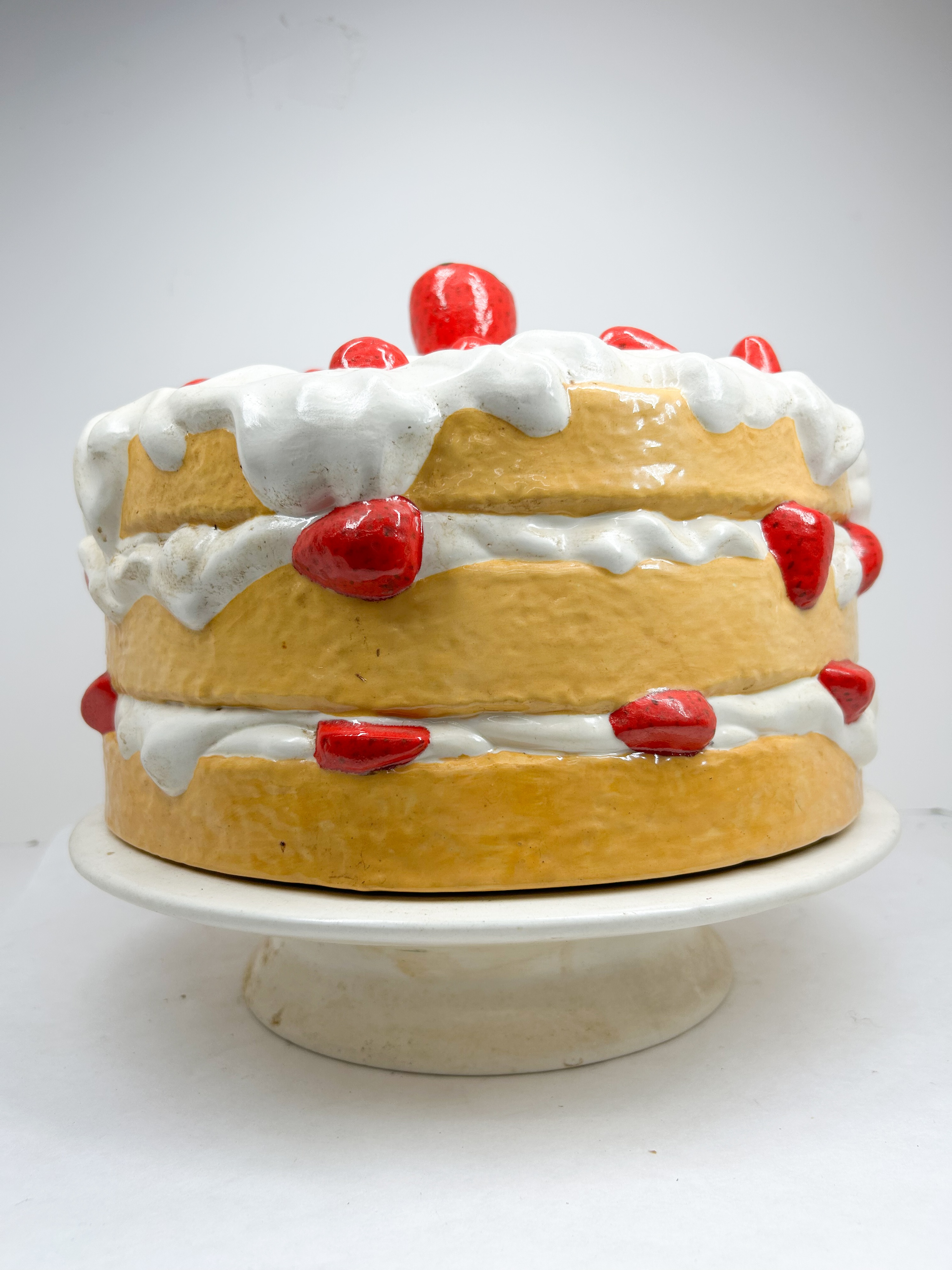 STRAWBERRY SHORTCAKE CERAMIC DOME AND STAND
