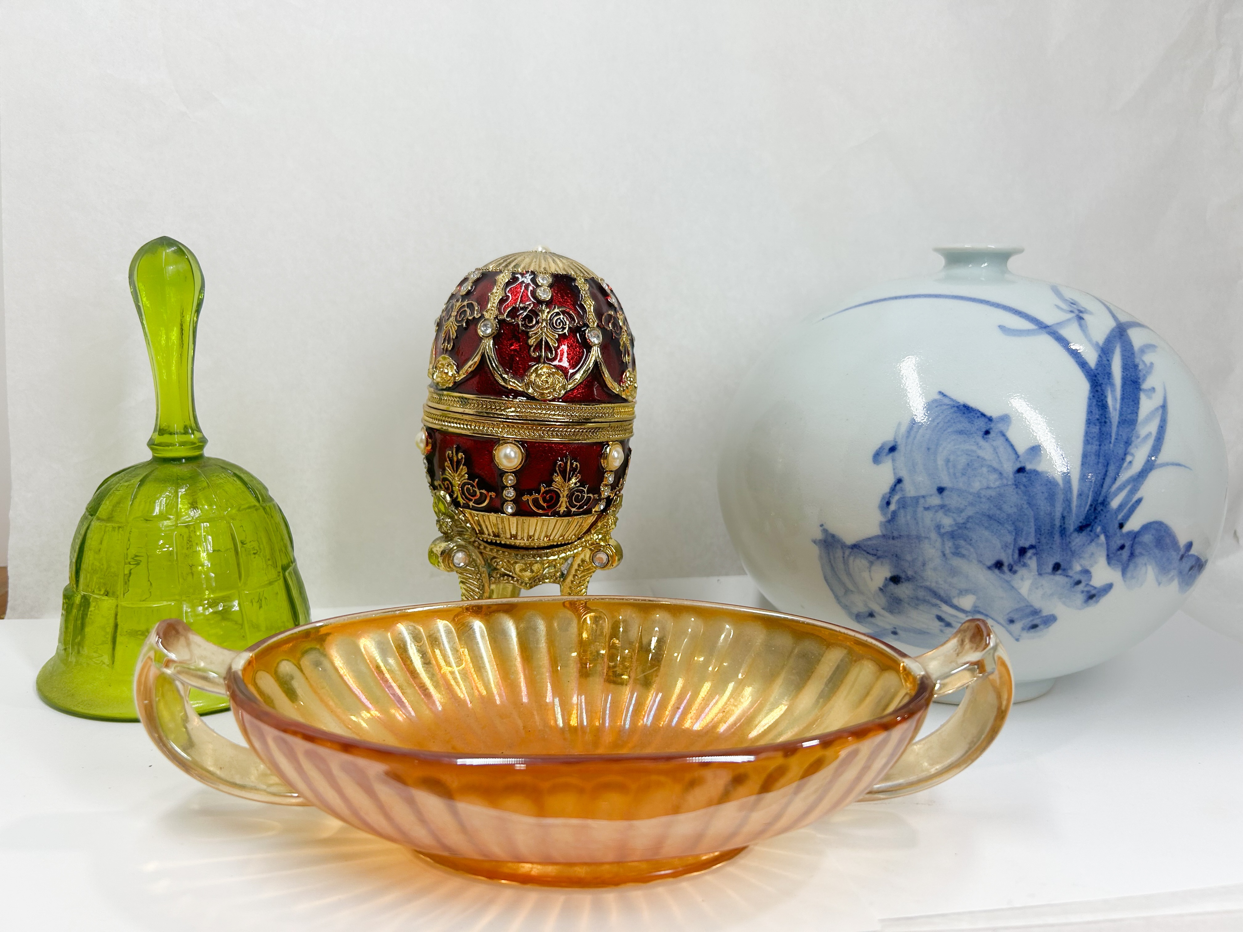 ASSORTMENT OF DECORATIVE GLASS AND CERAMICS