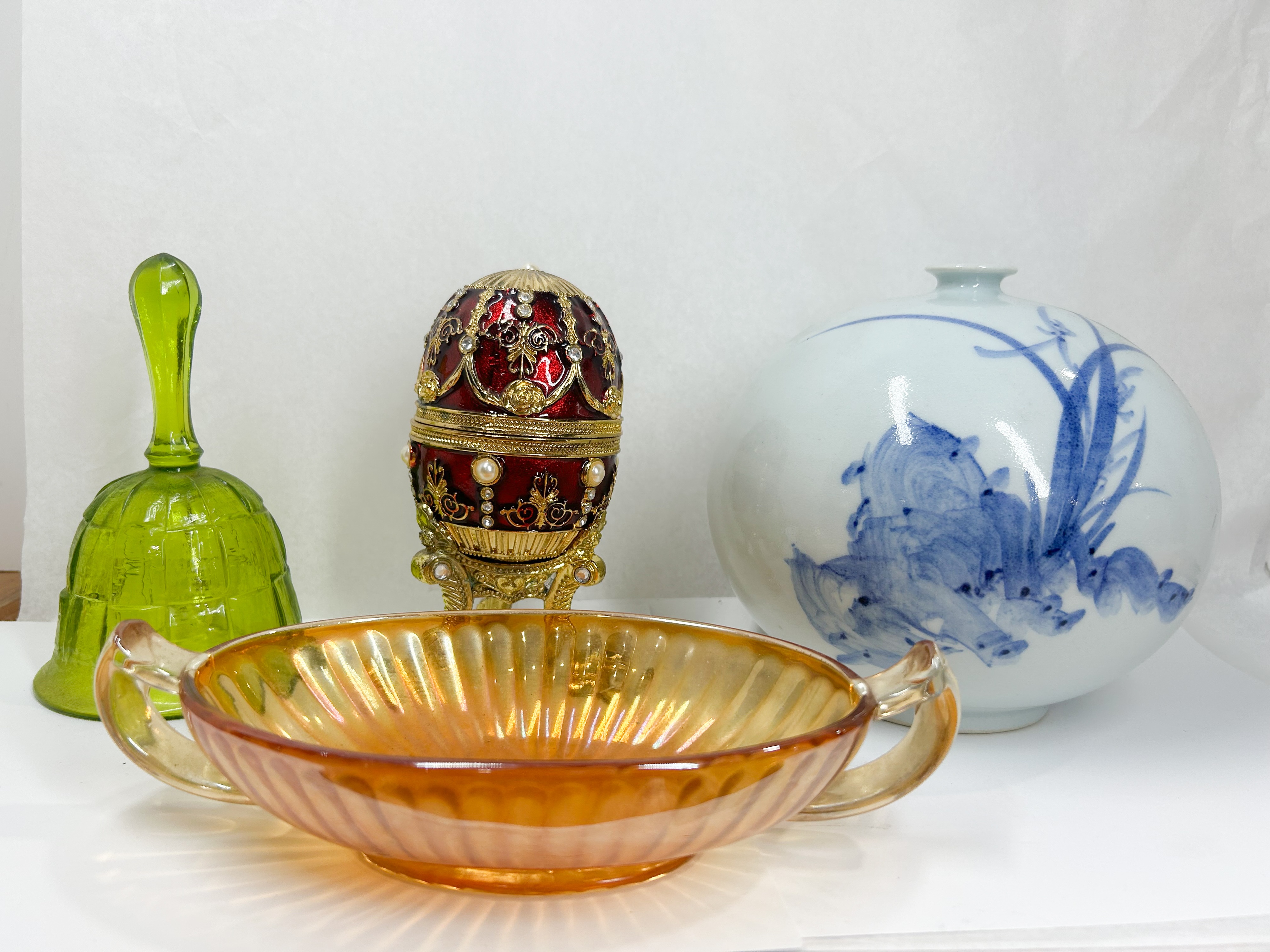 ASSORTMENT OF DECORATIVE GLASS AND CERAMICS