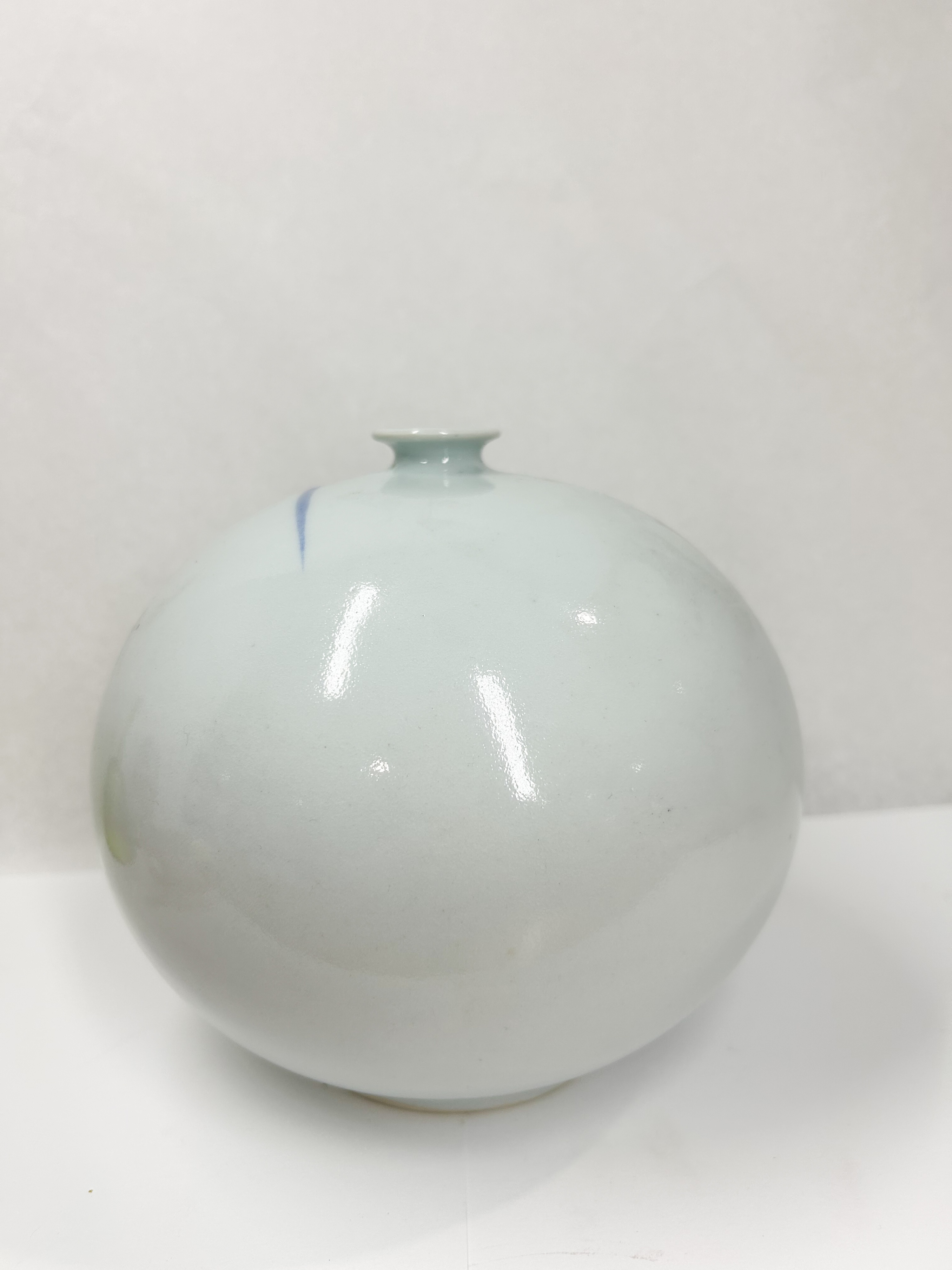 ASSORTMENT OF DECORATIVE GLASS AND CERAMICS