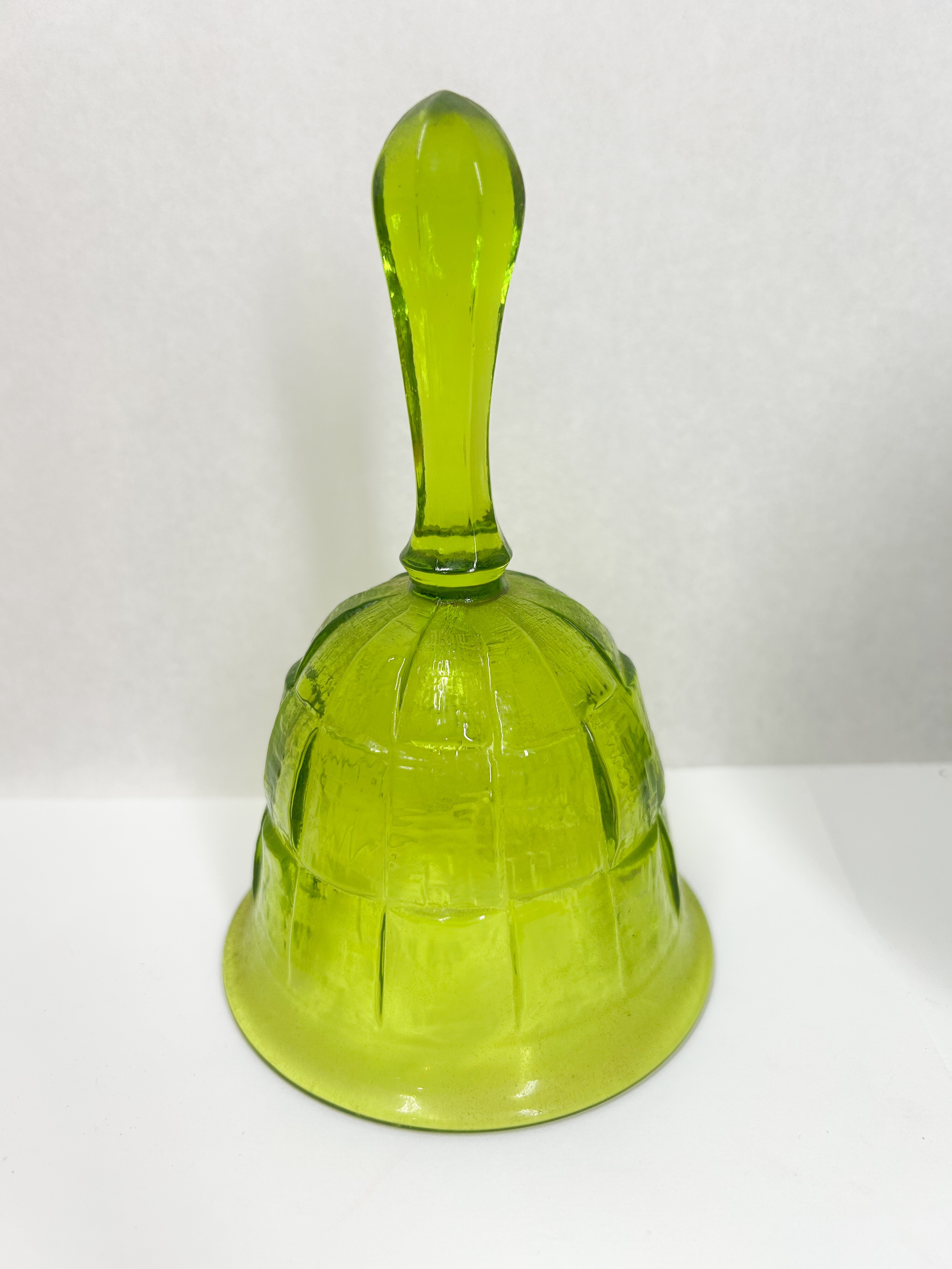 ASSORTMENT OF DECORATIVE GLASS AND CERAMICS