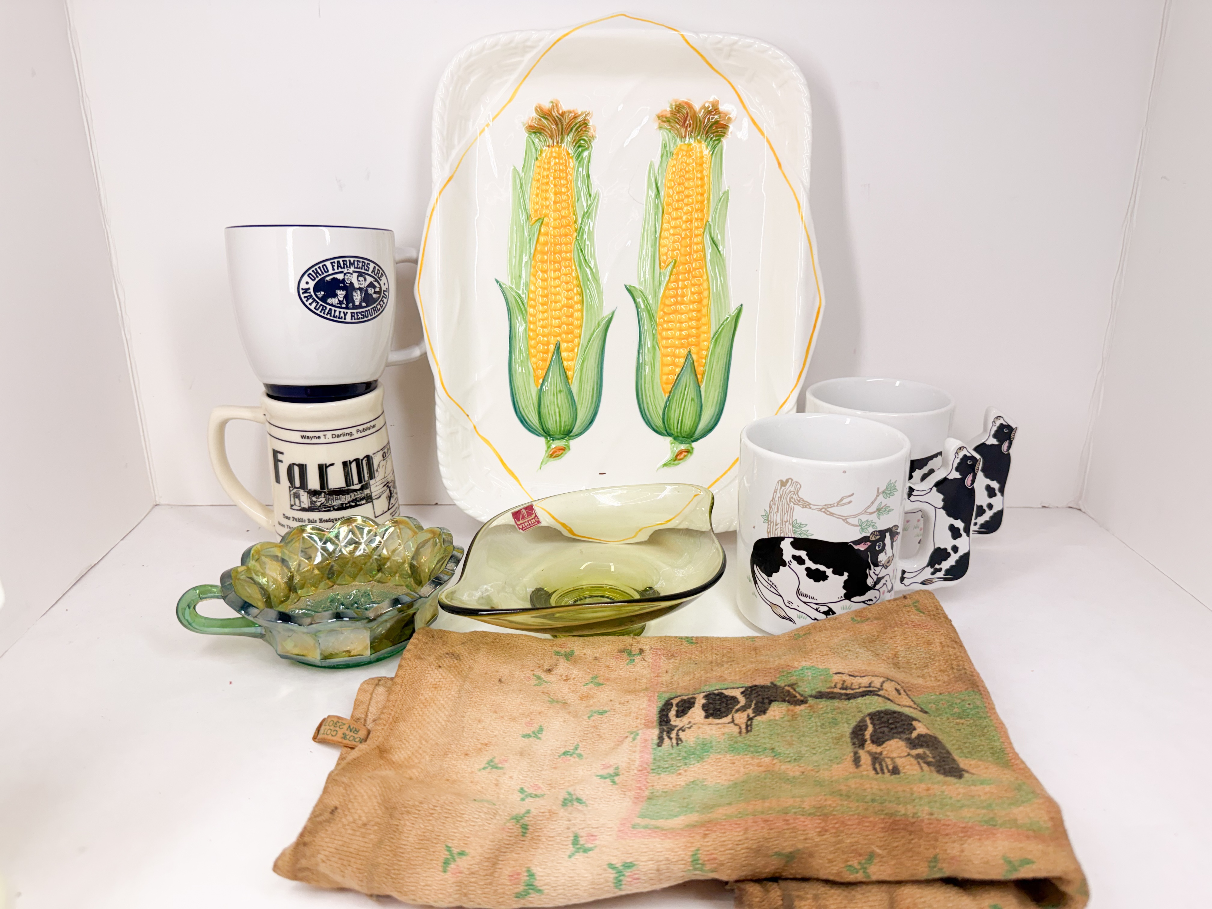 GROUP OF FARM THEMED KITCHENWARE AND TEXTILES