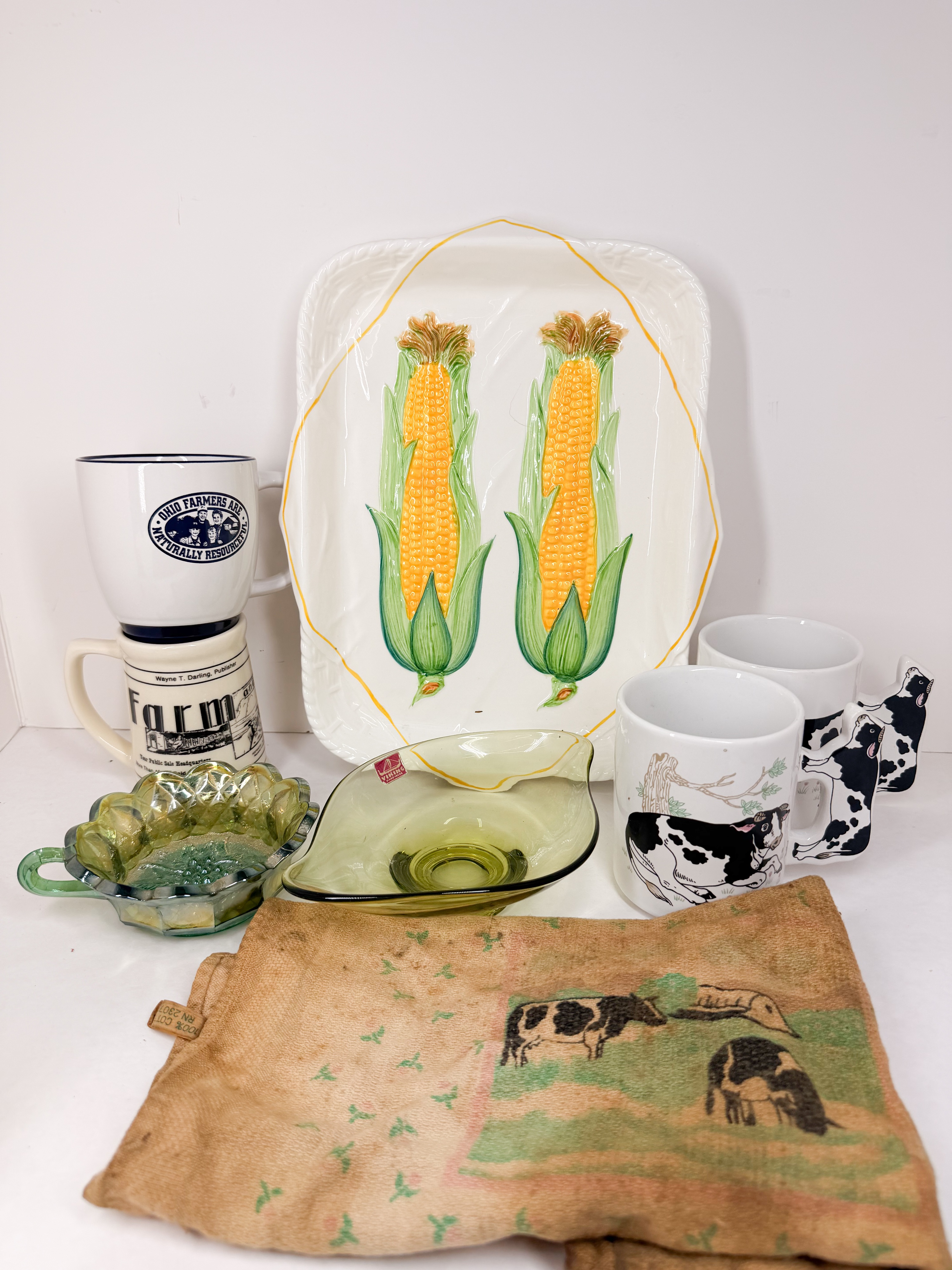 GROUP OF FARM THEMED KITCHENWARE AND TEXTILES