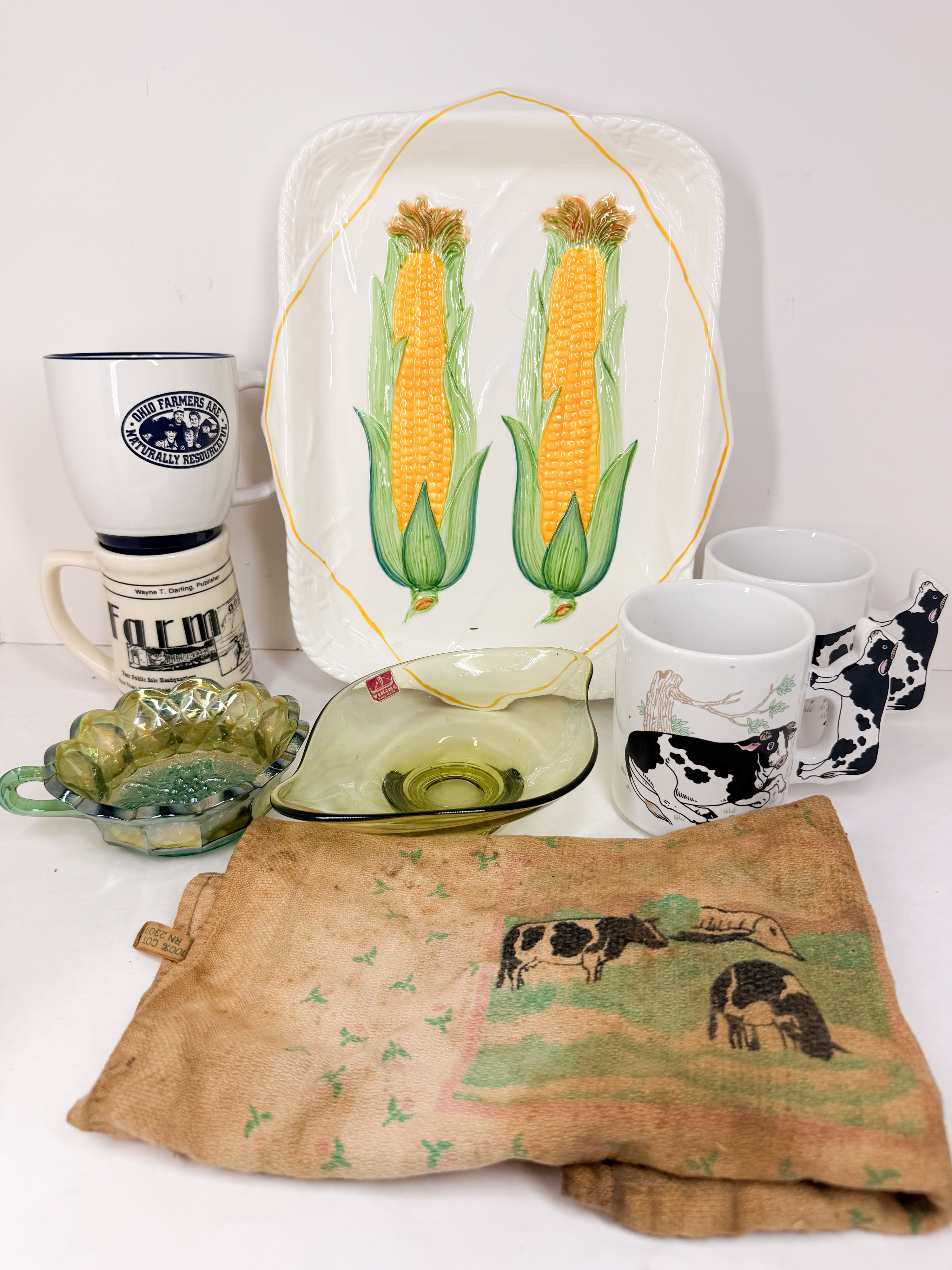 GROUP OF FARM THEMED KITCHENWARE AND TEXTILES