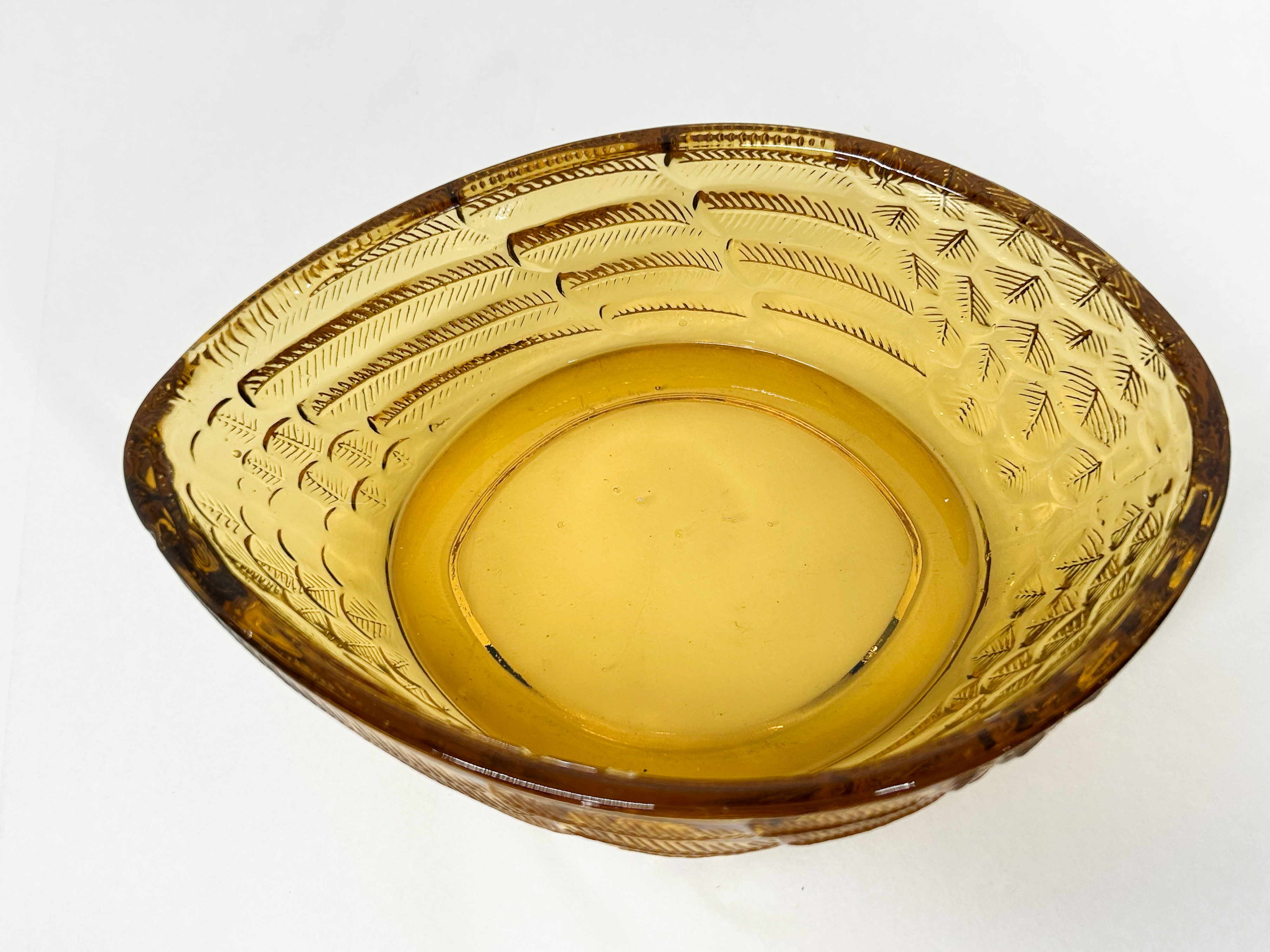 AMBER GLASS HEN ON NEST