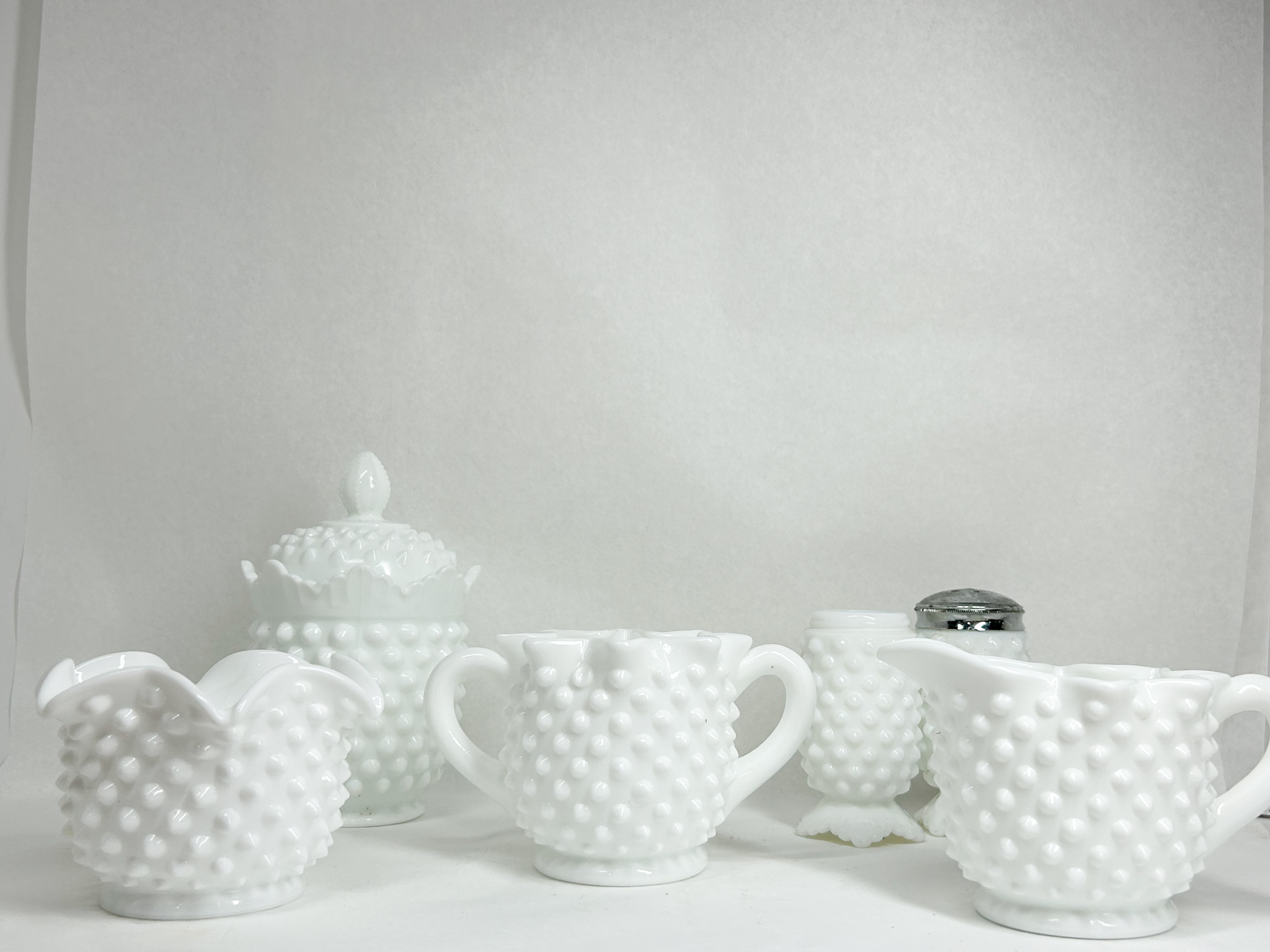 A COLLECTION OF WHITE HOBNAIL MILK GLASS TABLEWARE