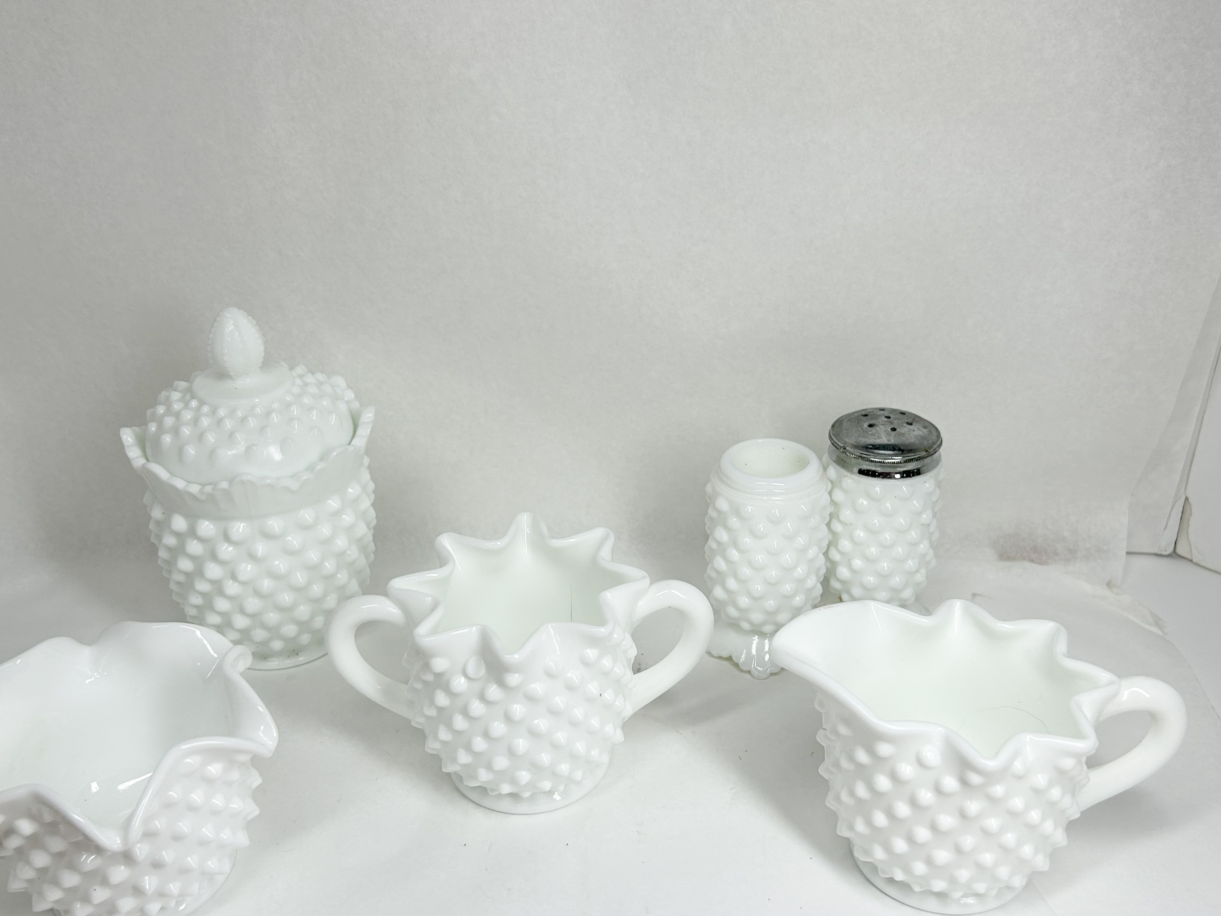 A COLLECTION OF WHITE HOBNAIL MILK GLASS TABLEWARE