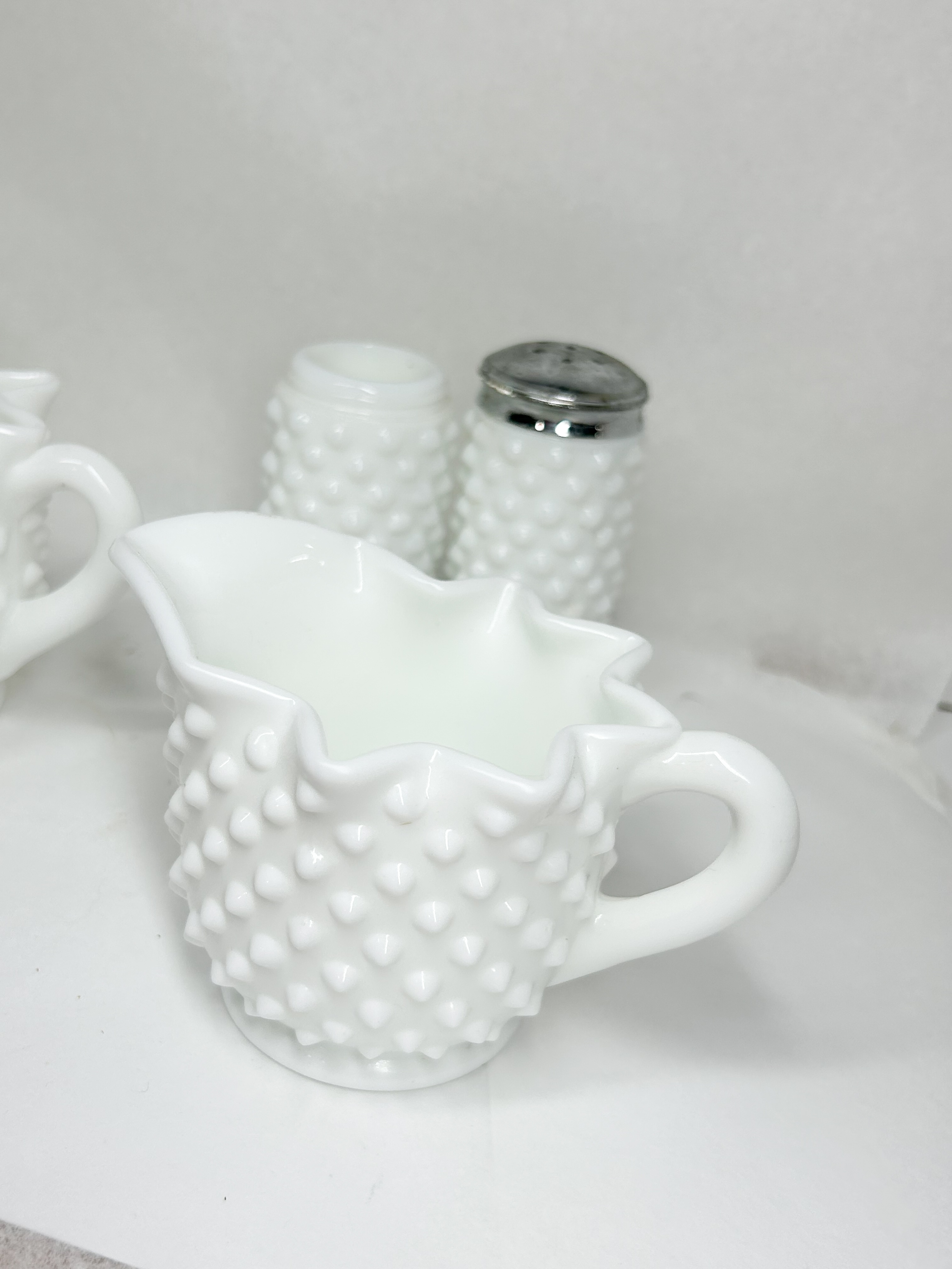 A COLLECTION OF WHITE HOBNAIL MILK GLASS TABLEWARE