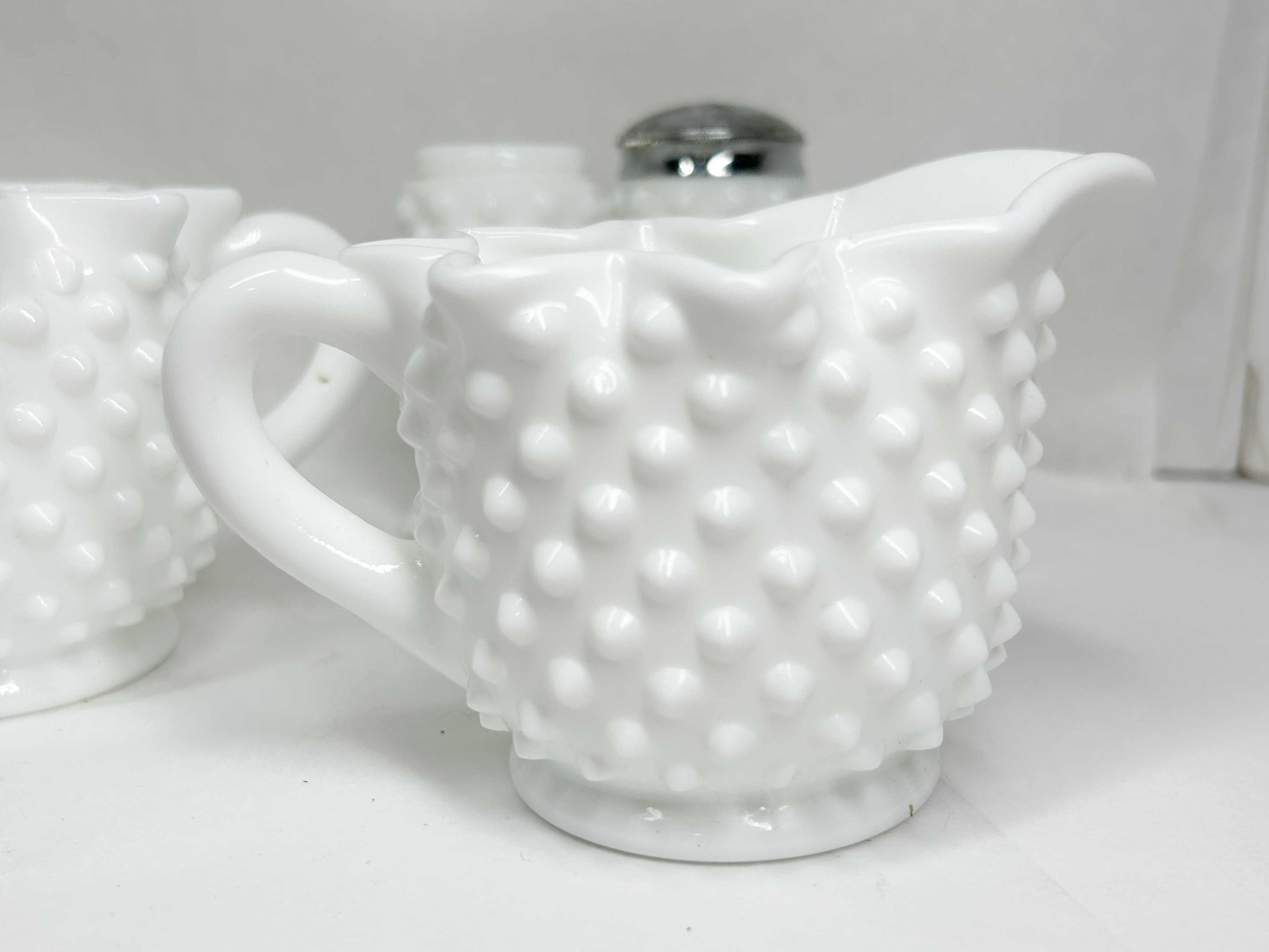 A COLLECTION OF WHITE HOBNAIL MILK GLASS TABLEWARE