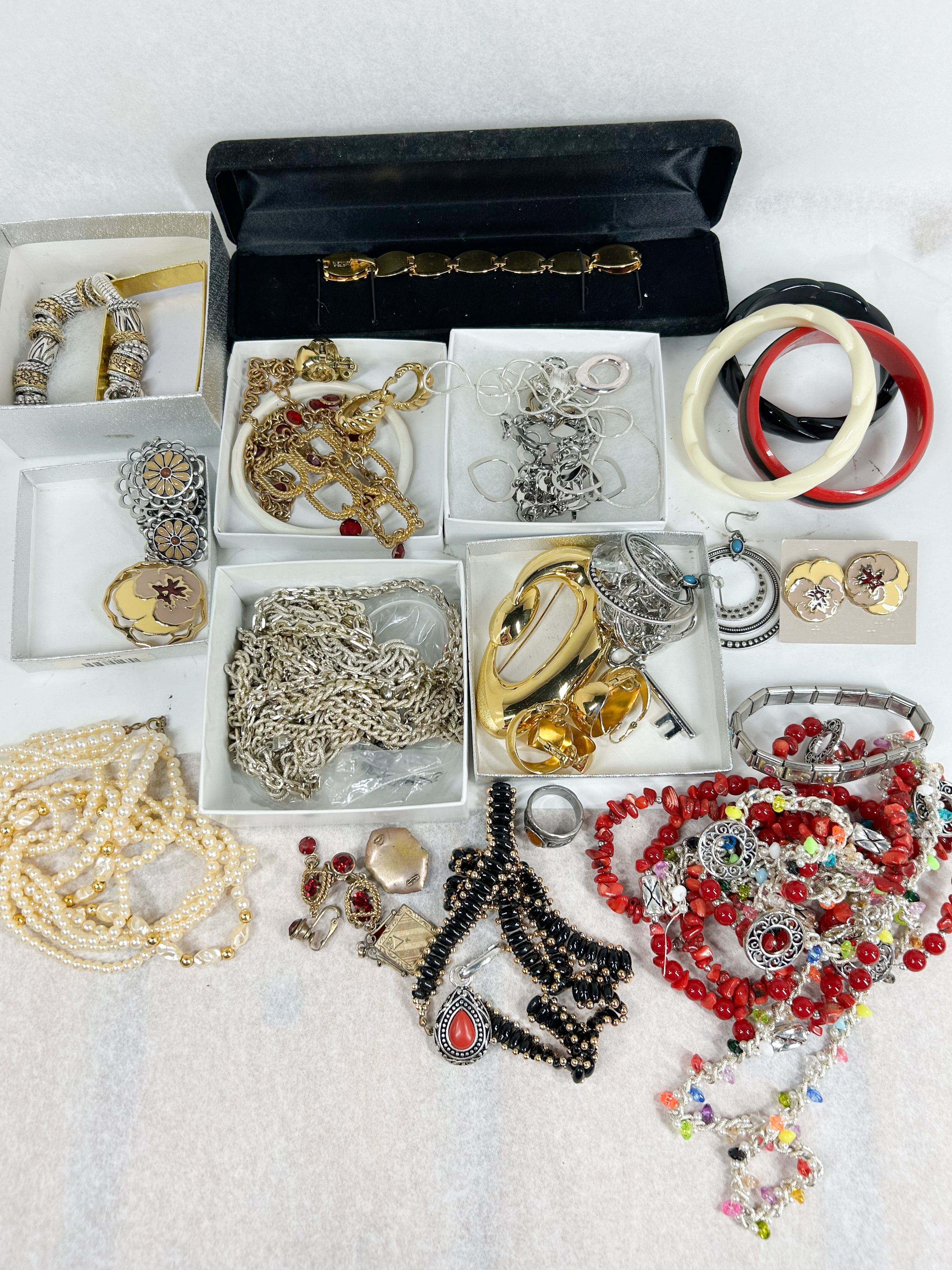 ASSORTED VINTAGE AND COSTUME JEWELRY