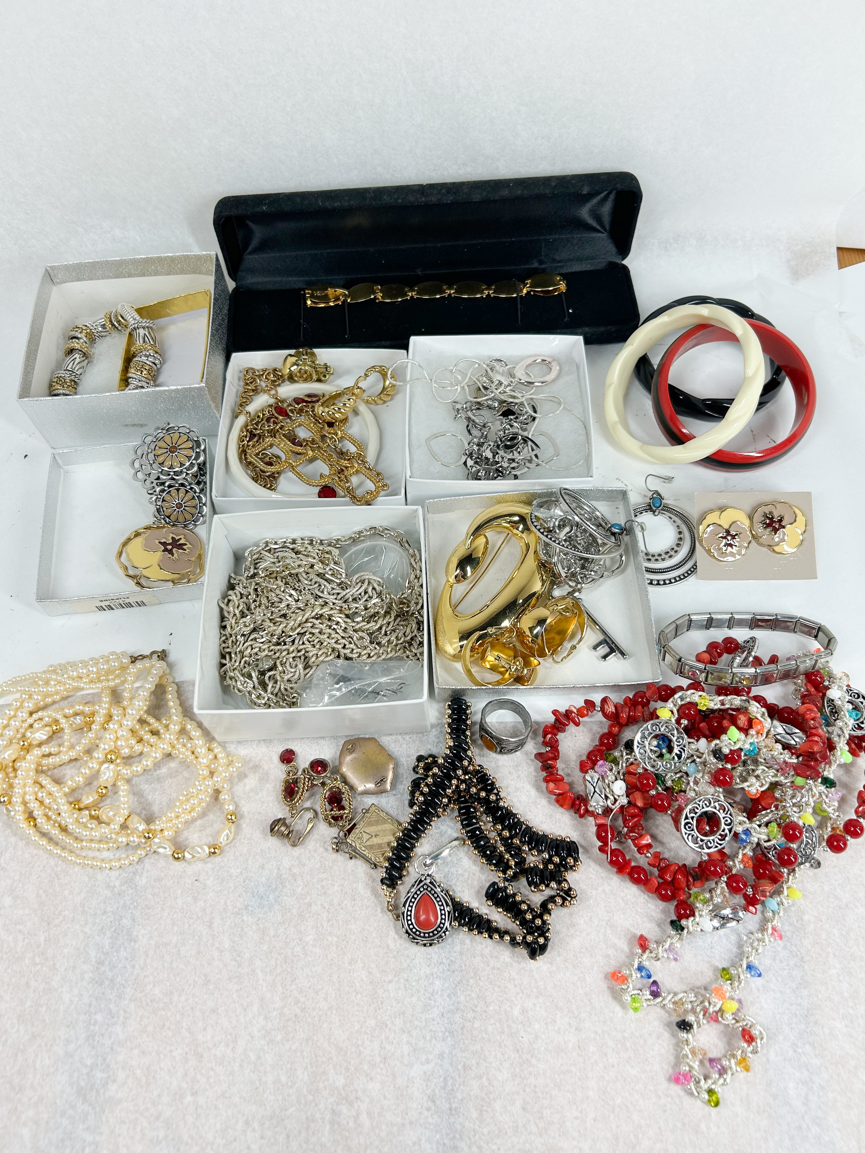 ASSORTED VINTAGE AND COSTUME JEWELRY